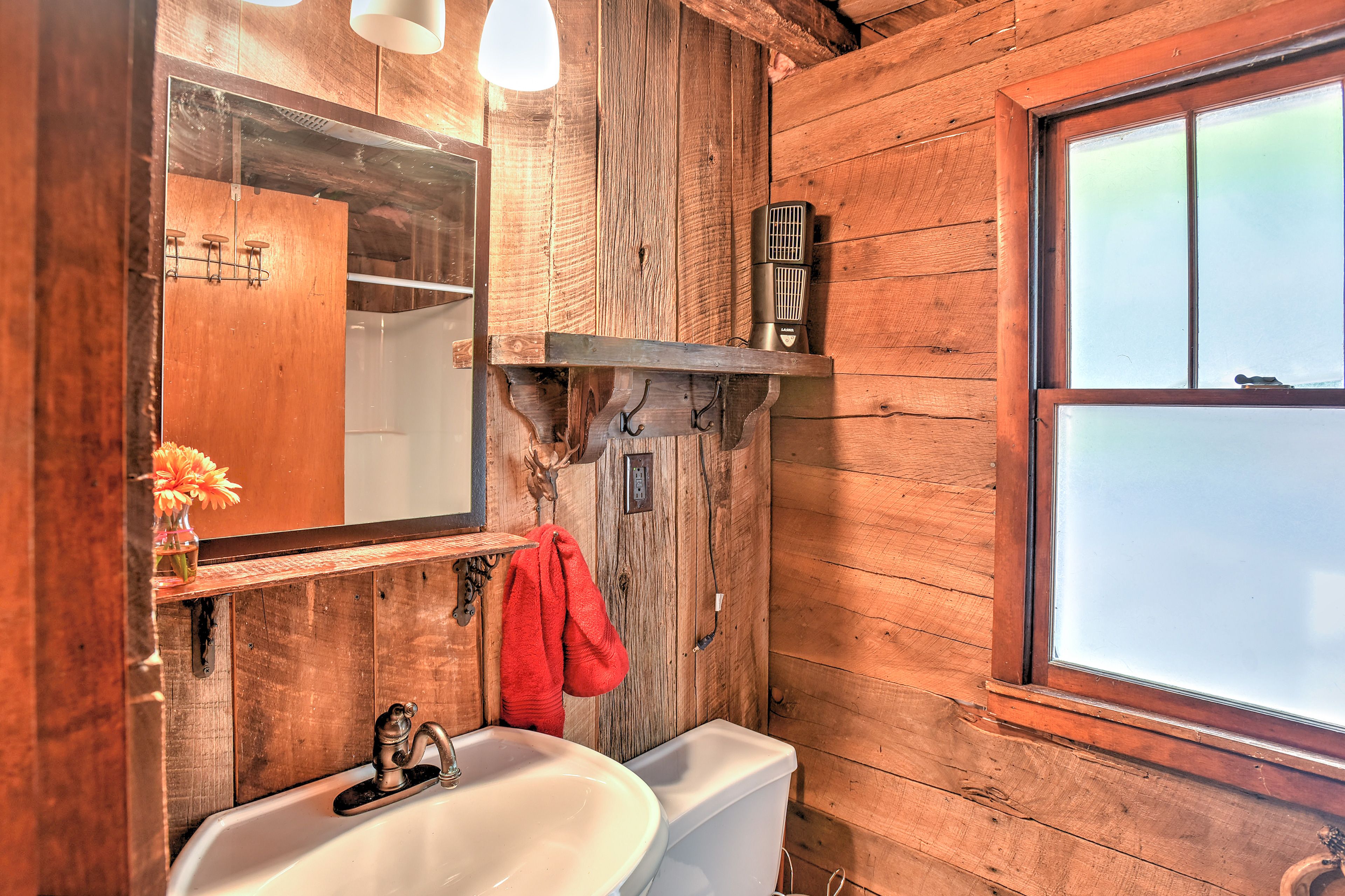 Full Bathroom | 1st Floor | Hair Dryer