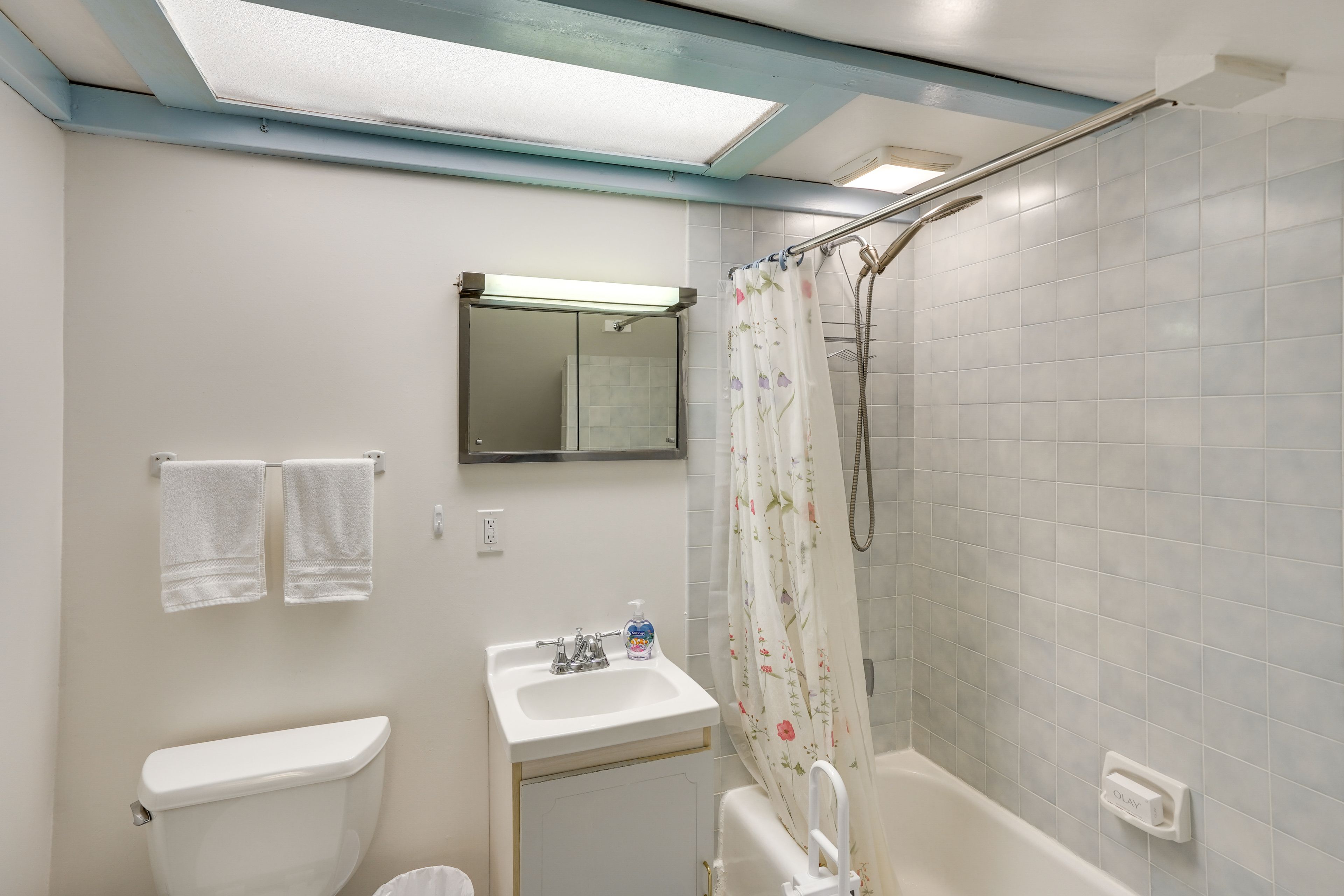 Full Bathroom | Towels & Linens Provided | 2nd Floor
