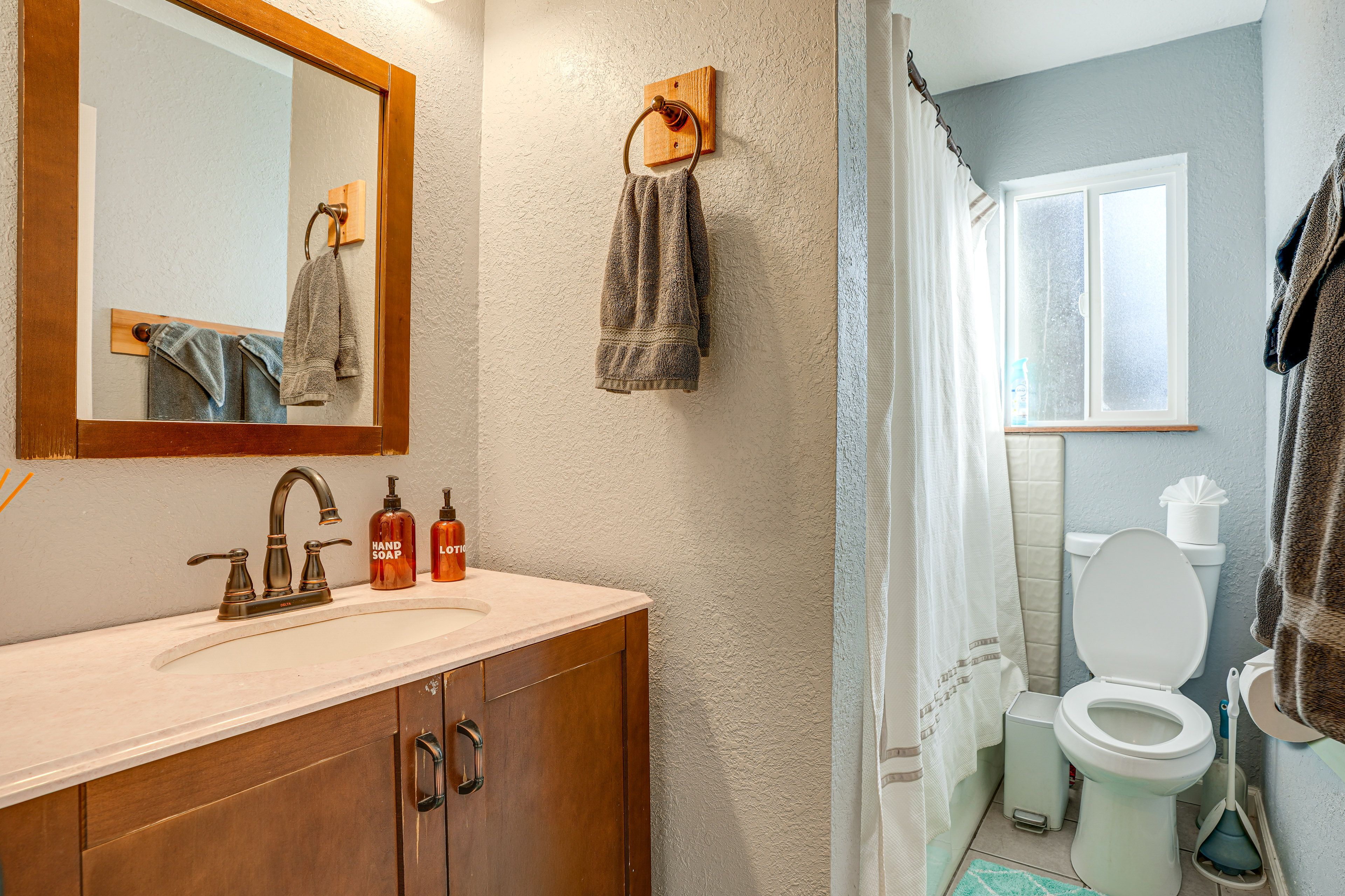 Full Bathroom | Towels Provided | 1st Floor