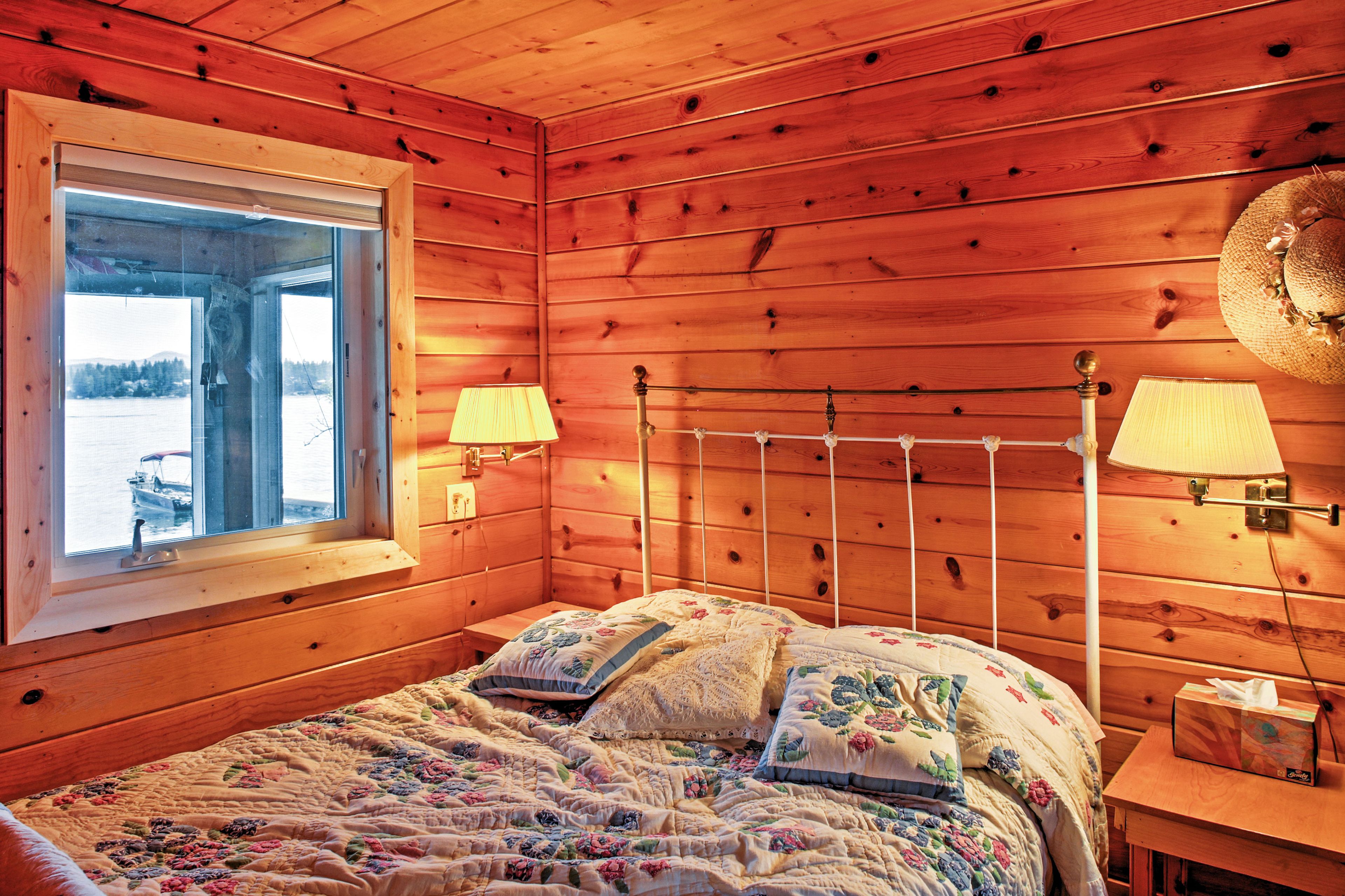 Master Bedroom | Queen Bed