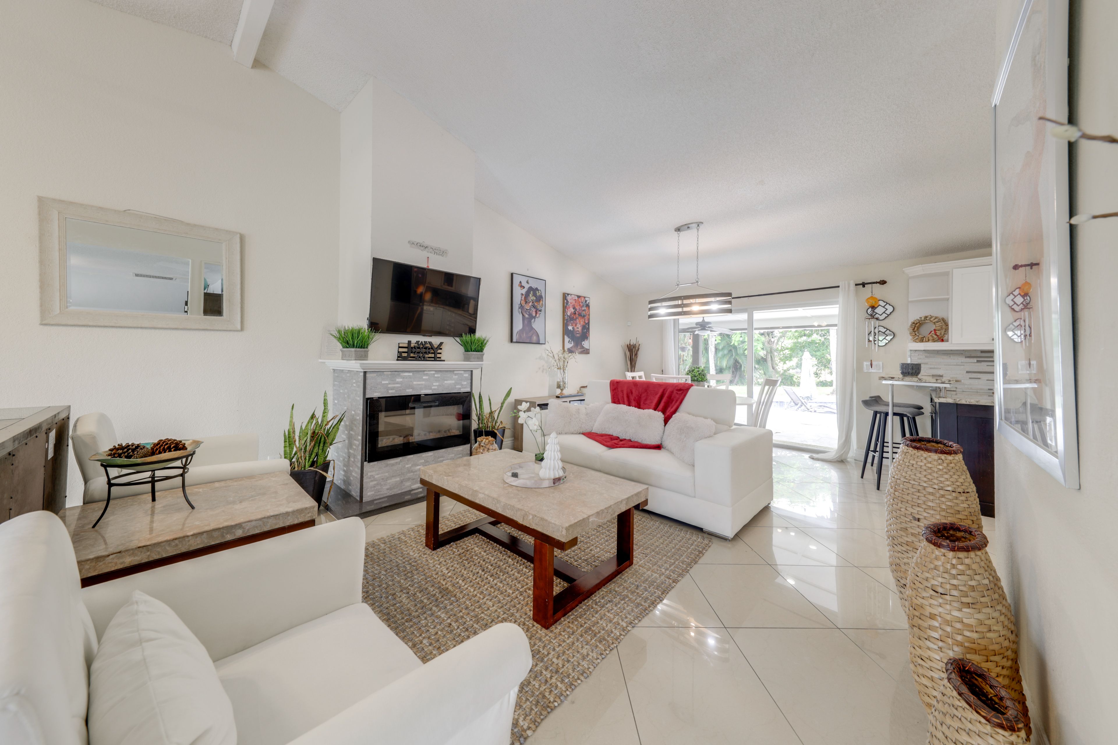 Living Room | Free WiFi | Smart TV | Electric Fireplace