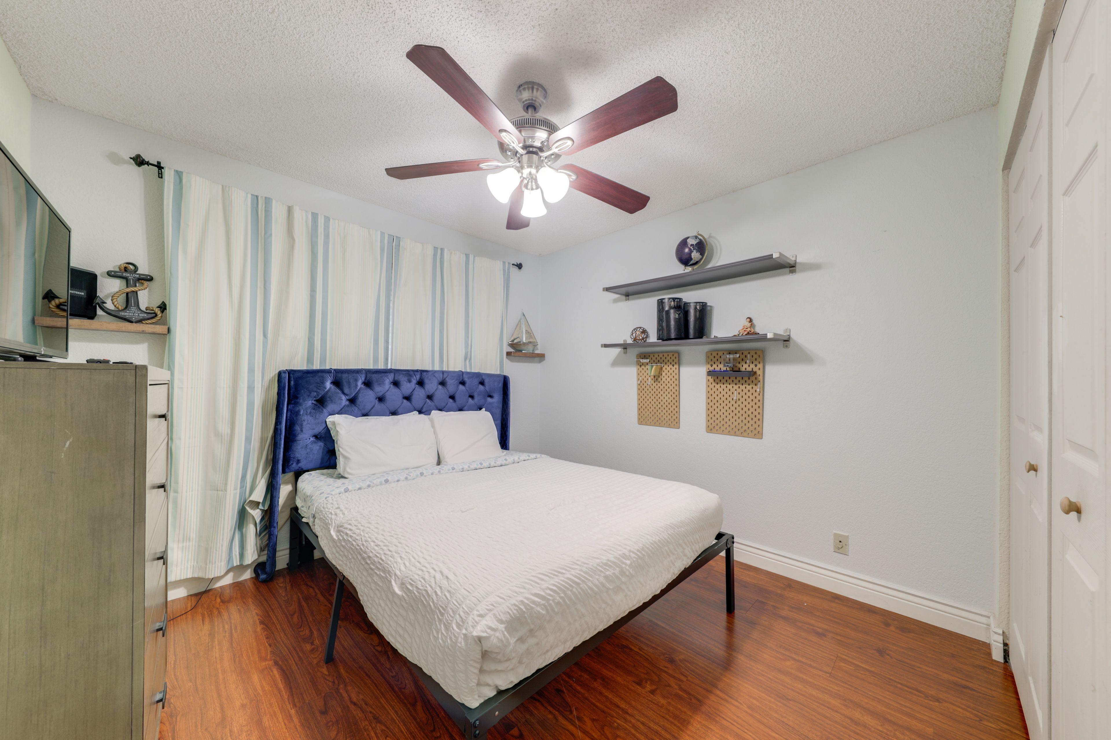 Bedroom 3 | Queen Bed