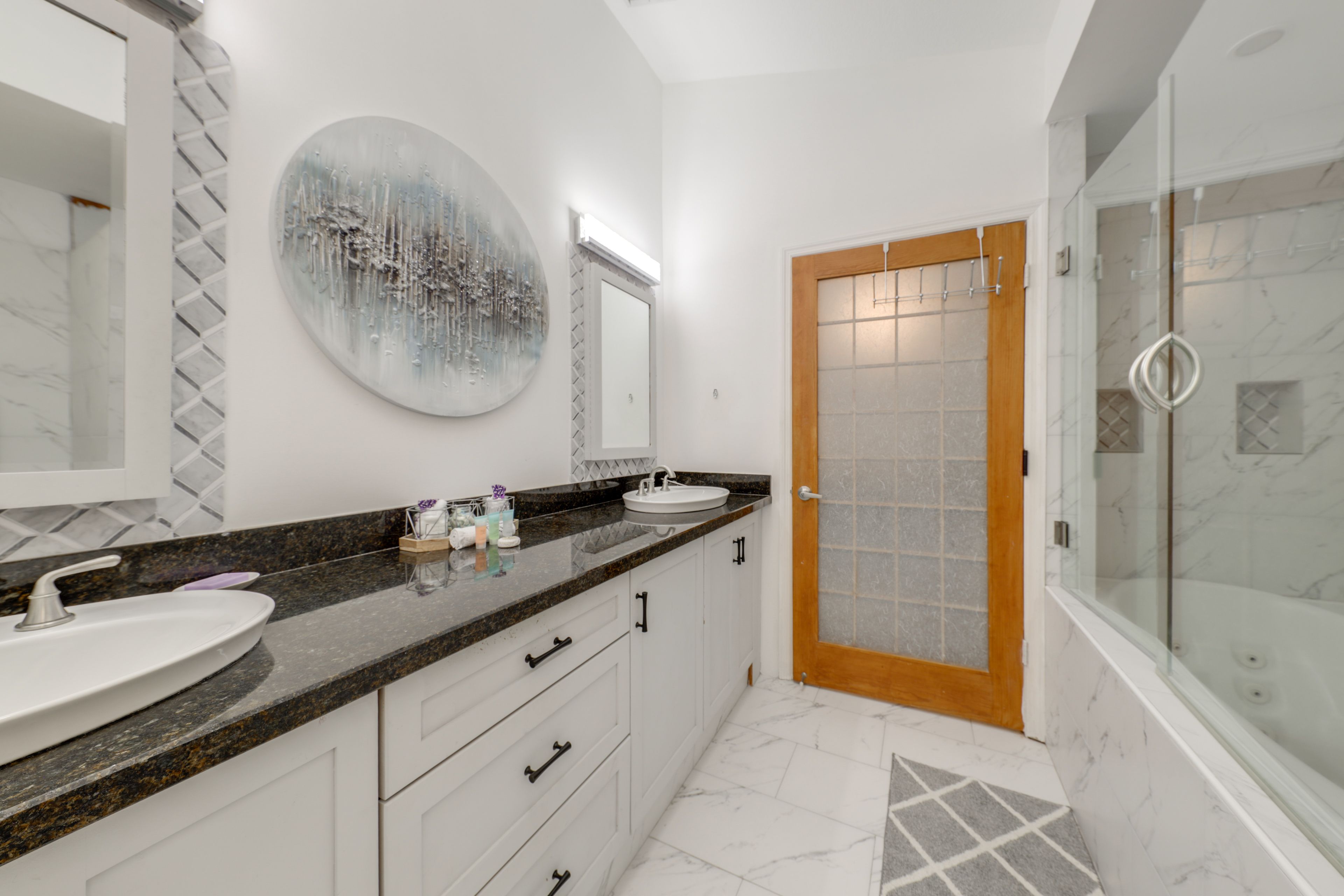 Full Bathroom | Towels Provided | Jetted Tub