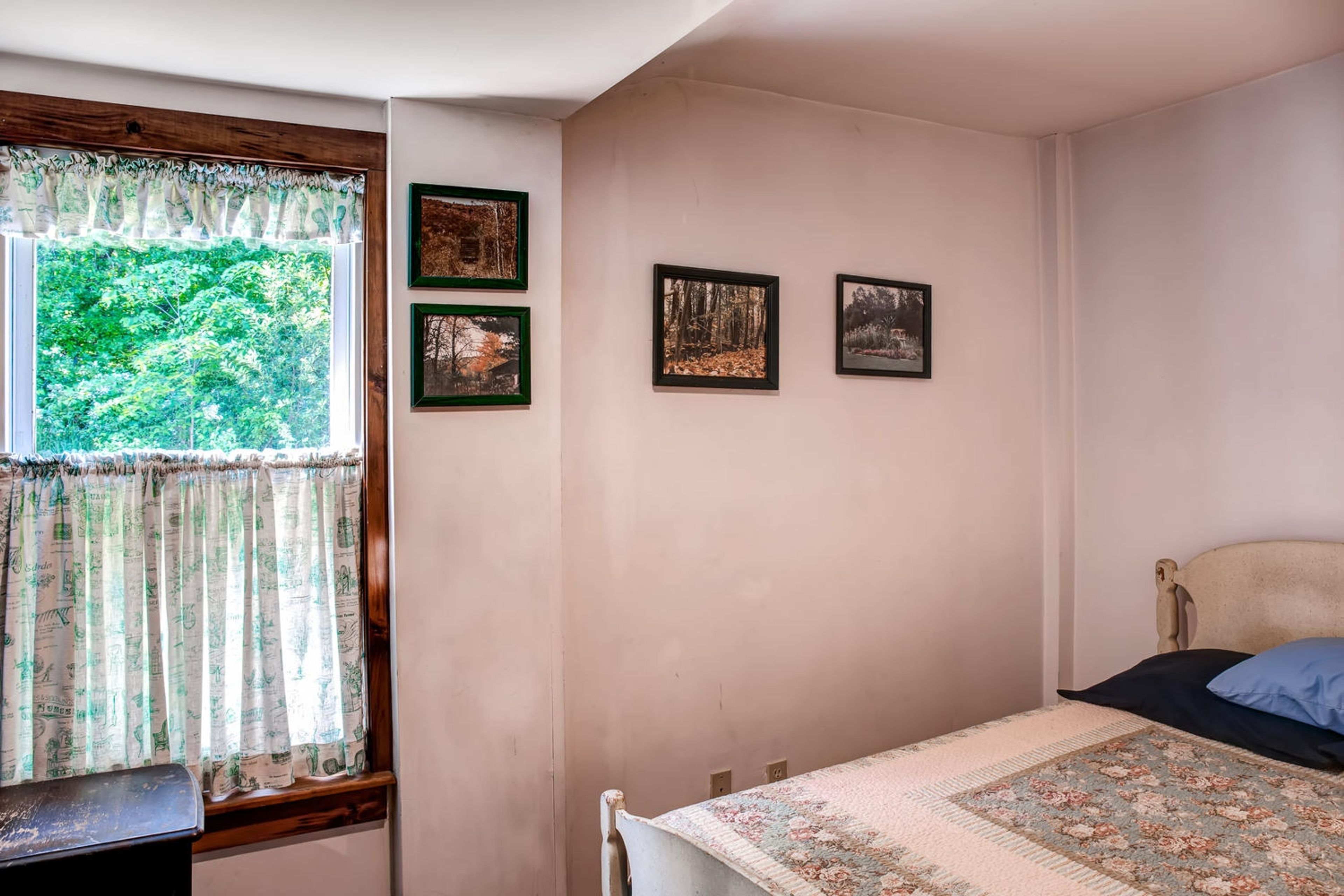 Bedroom 1 | 1st Floor | Queen Bed | Linens Provided