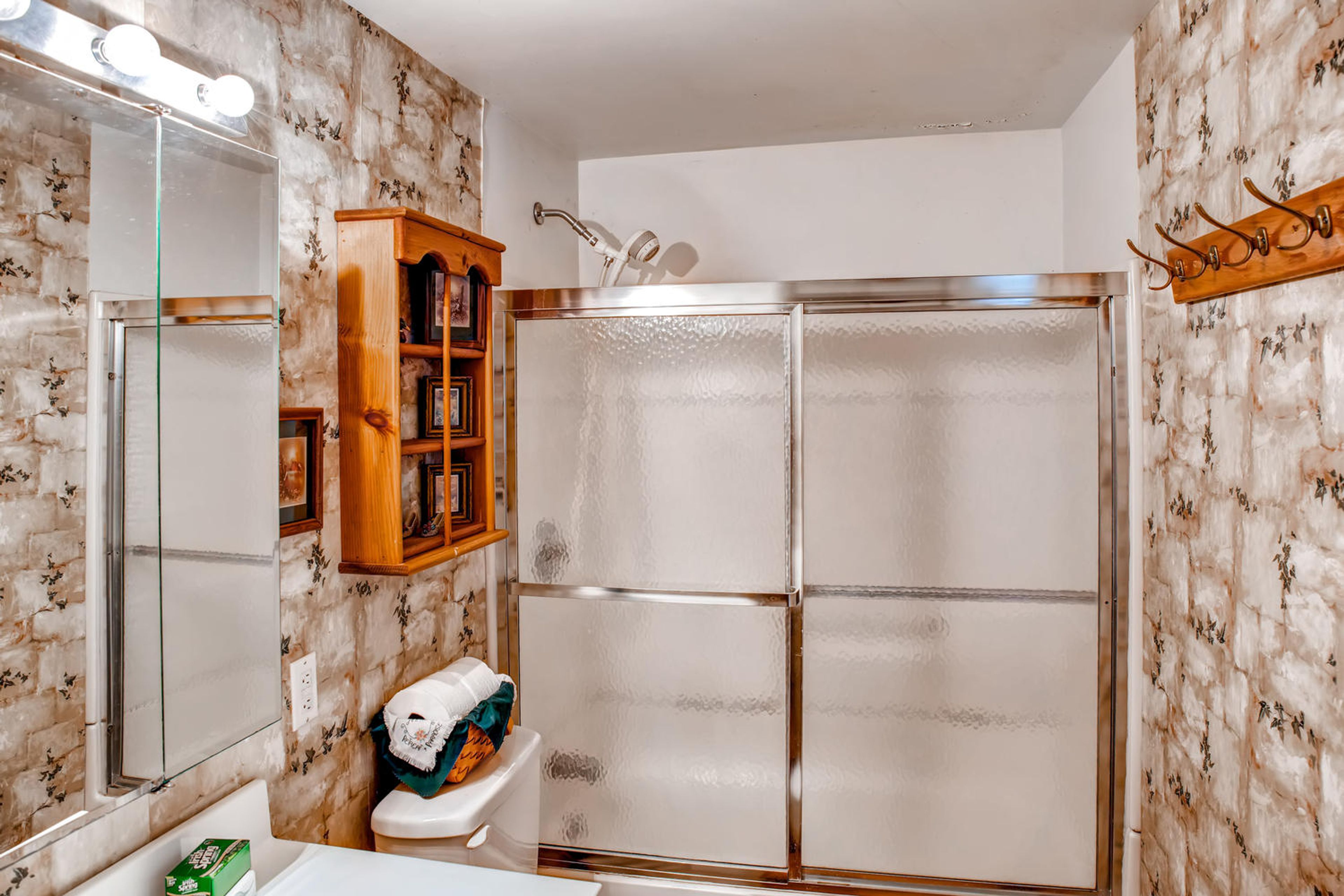 Full Bathroom | 1st Floor | Towels Provided