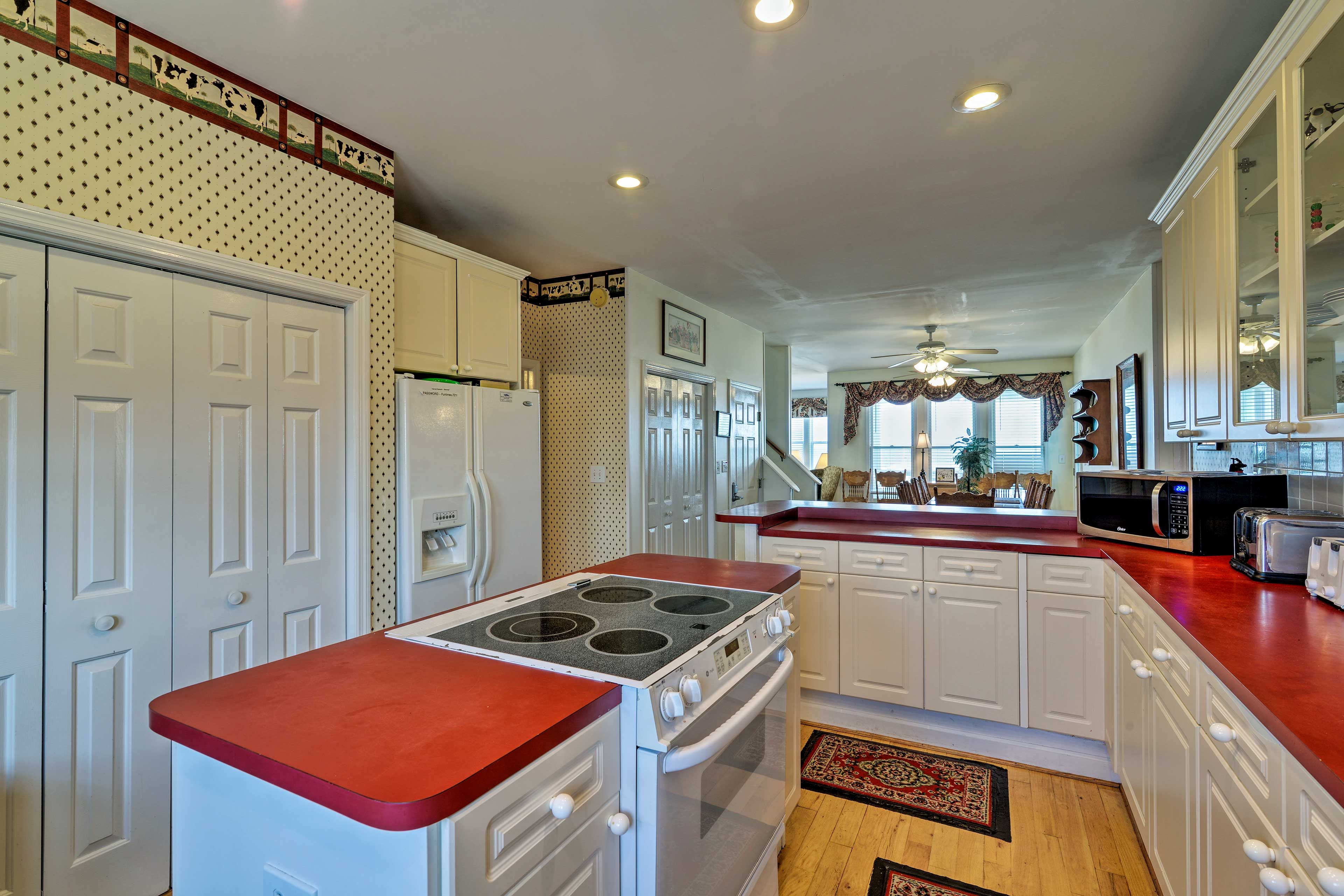 Fully Equipped Kitchen | Trash Bags/Paper Towels | Breakfast Bar w/ Seating
