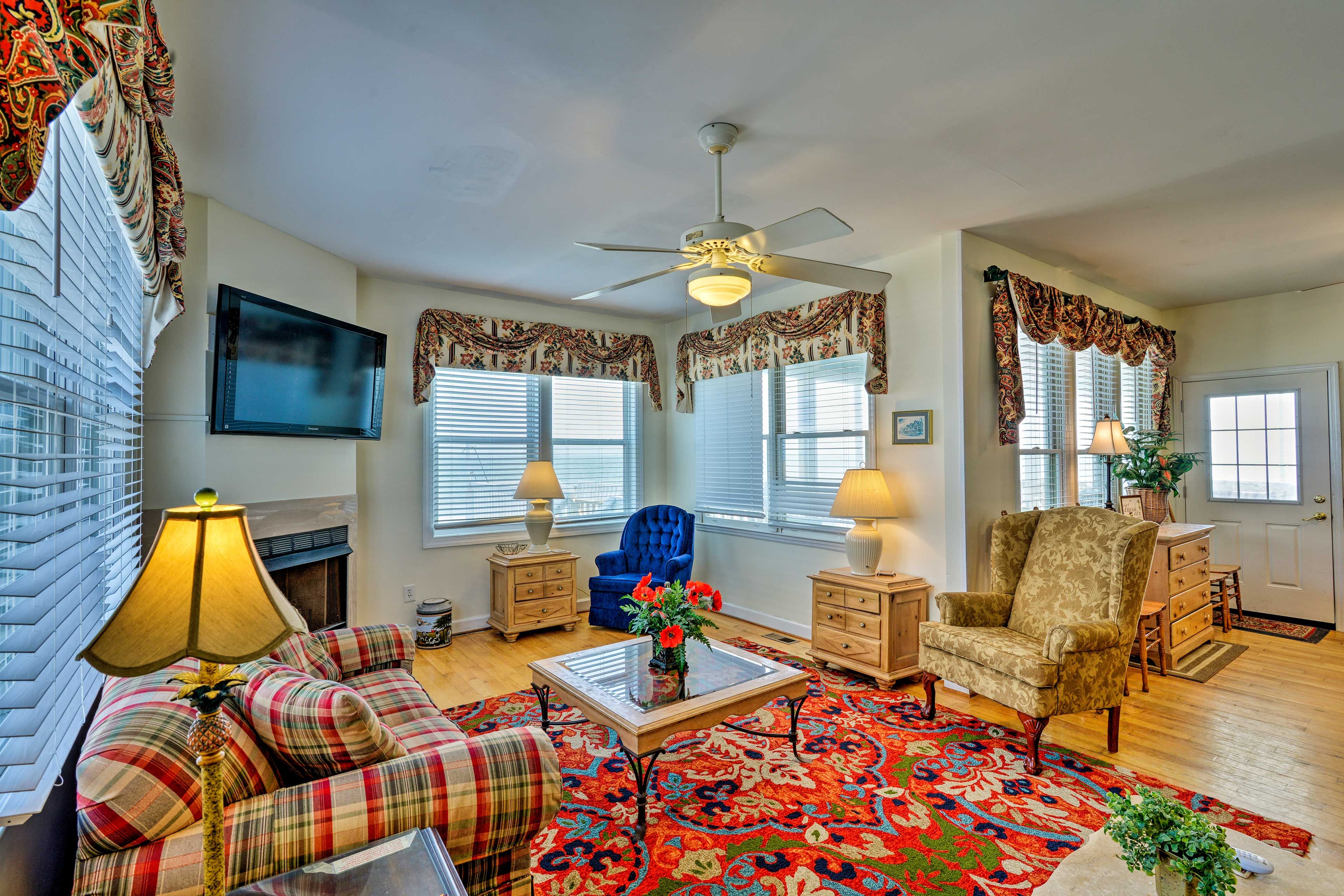Living Room | 1st Floor | Gas Fireplace | Cable TV