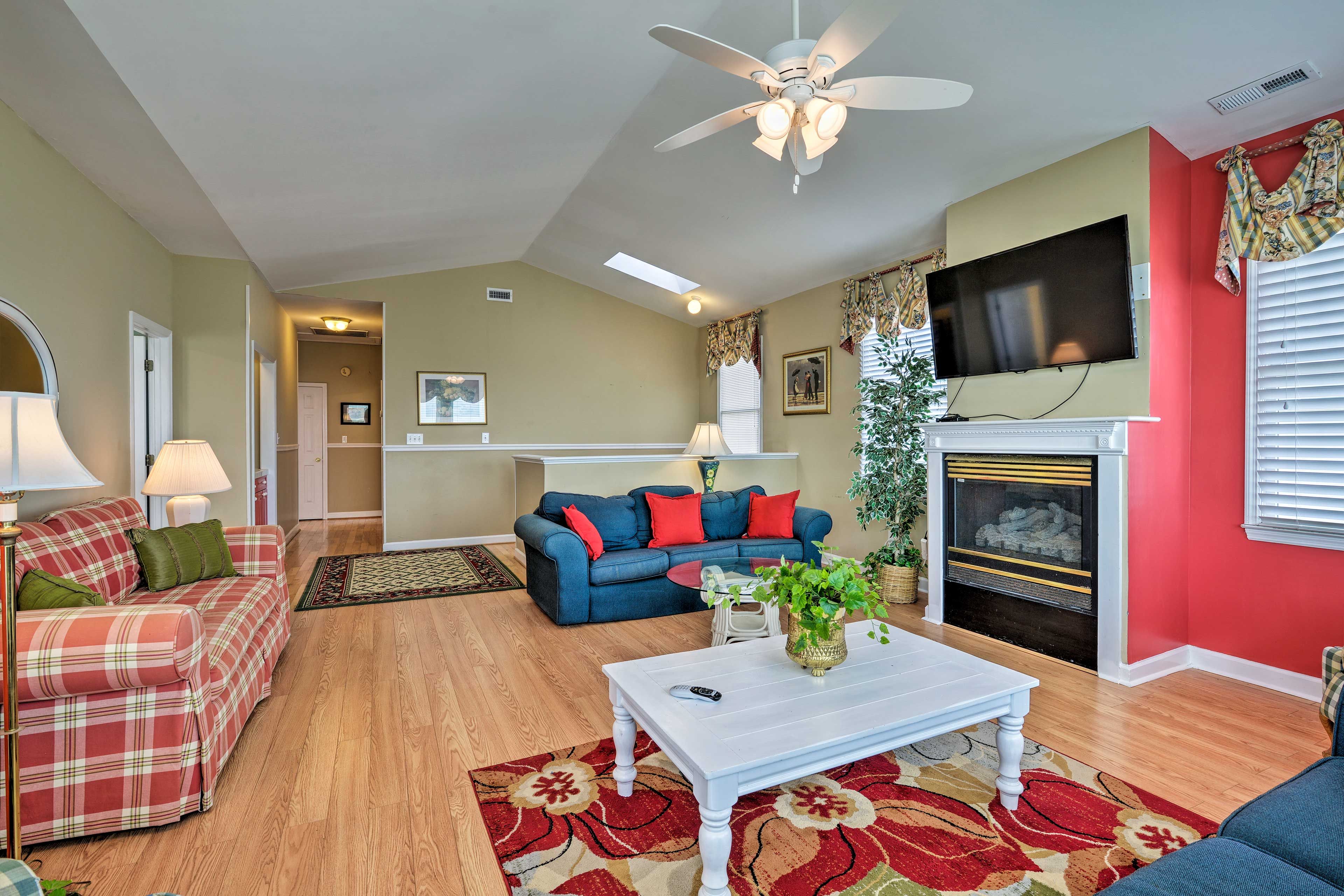 Additional Living Room | 2nd Floor | Gas Fireplace | Cable TV