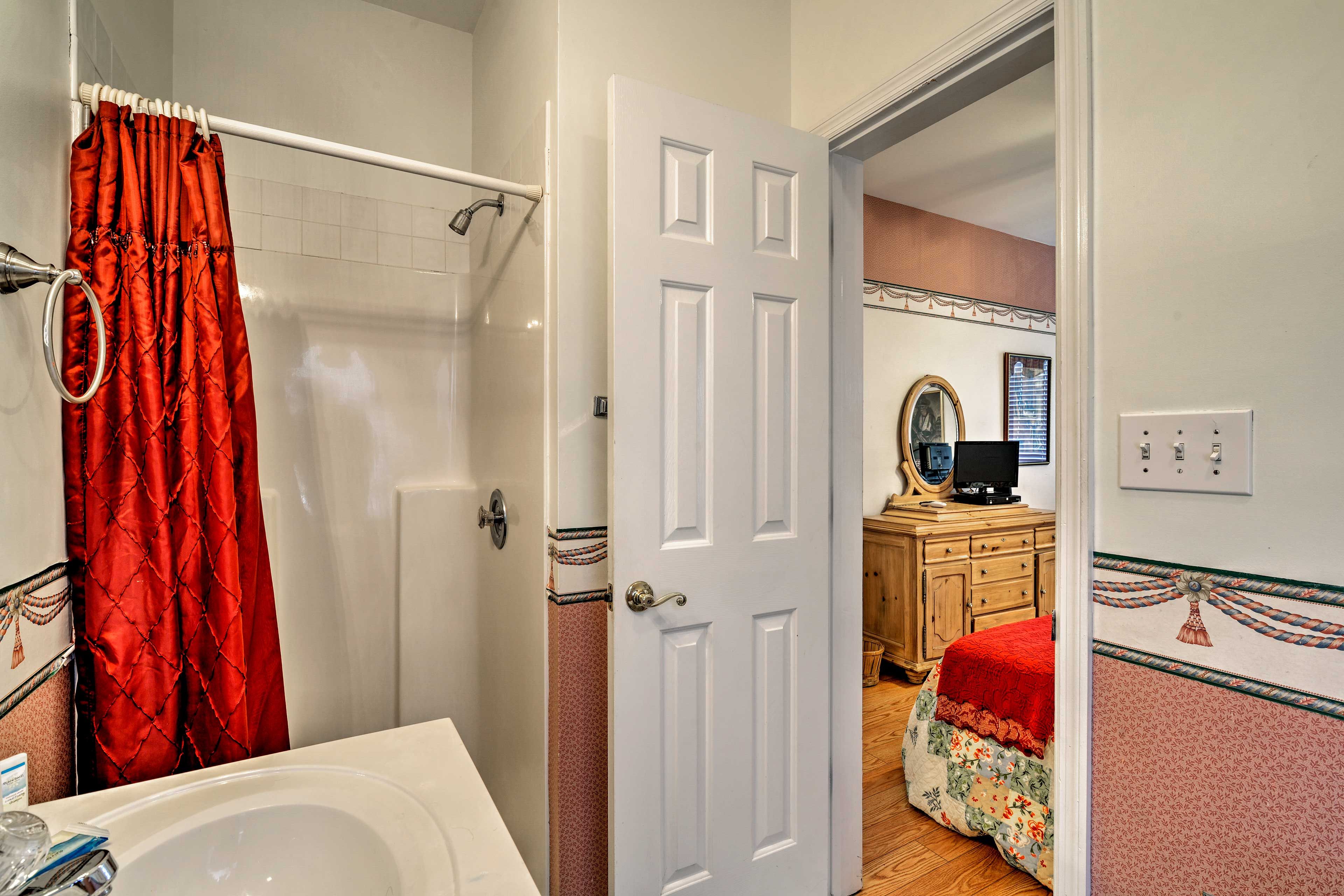 En-Suite Bathroom | Towels Provided