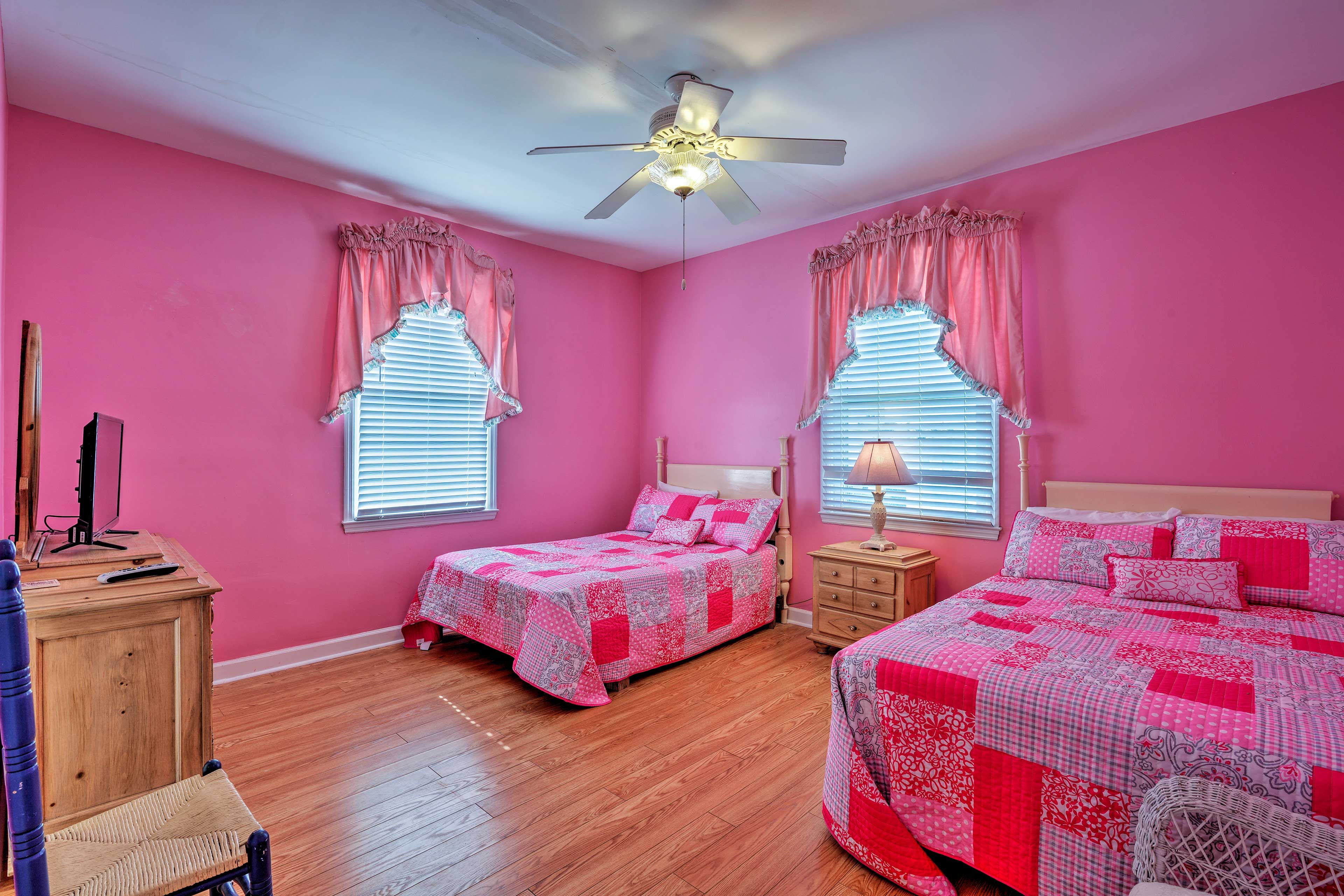 Bedroom 6 | 2nd Floor | 2 Full Beds | Cable TV