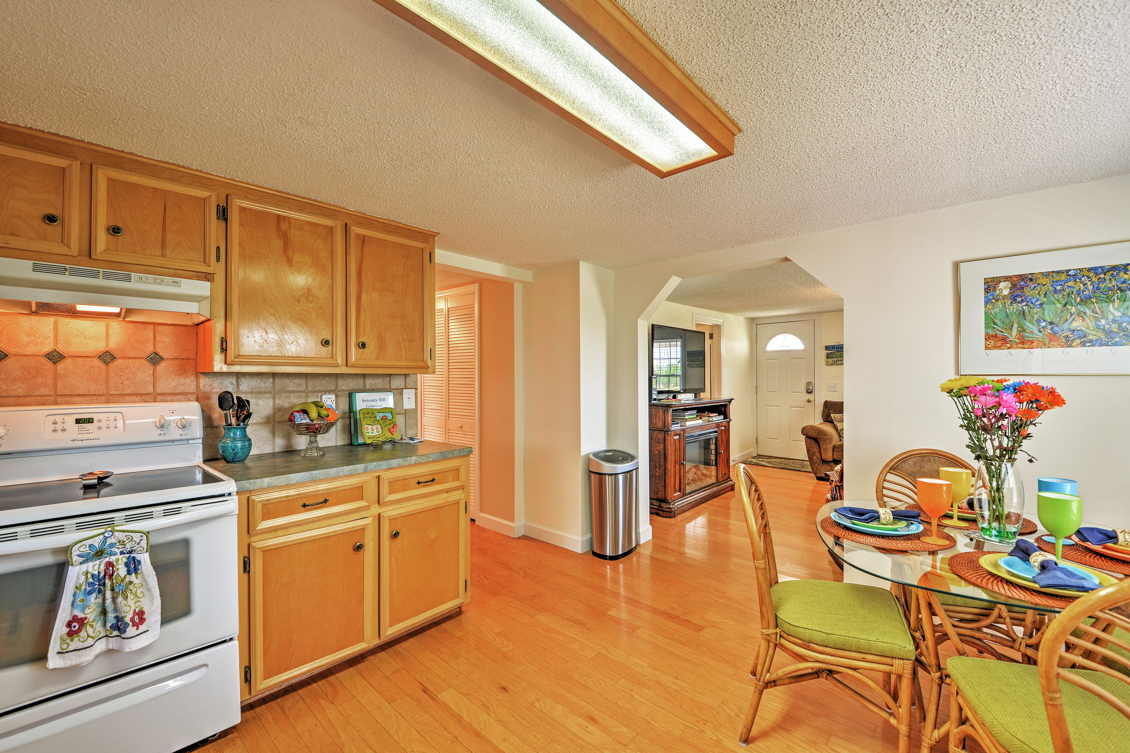 Fully Equipped Kitchen | Coffee Maker | Toaster | Trash Bags/Paper Towels