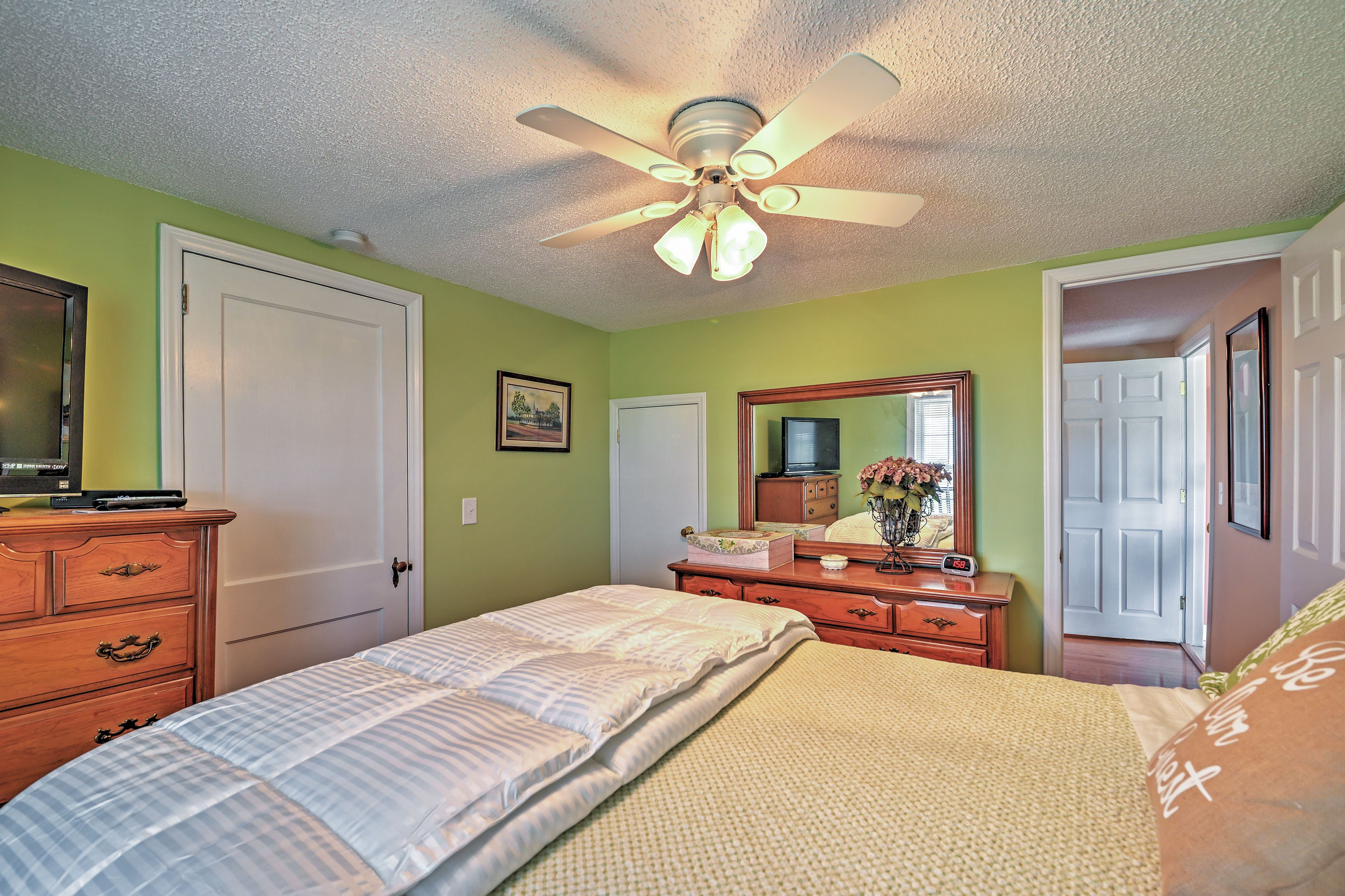 Bedroom 1 | Cable TV