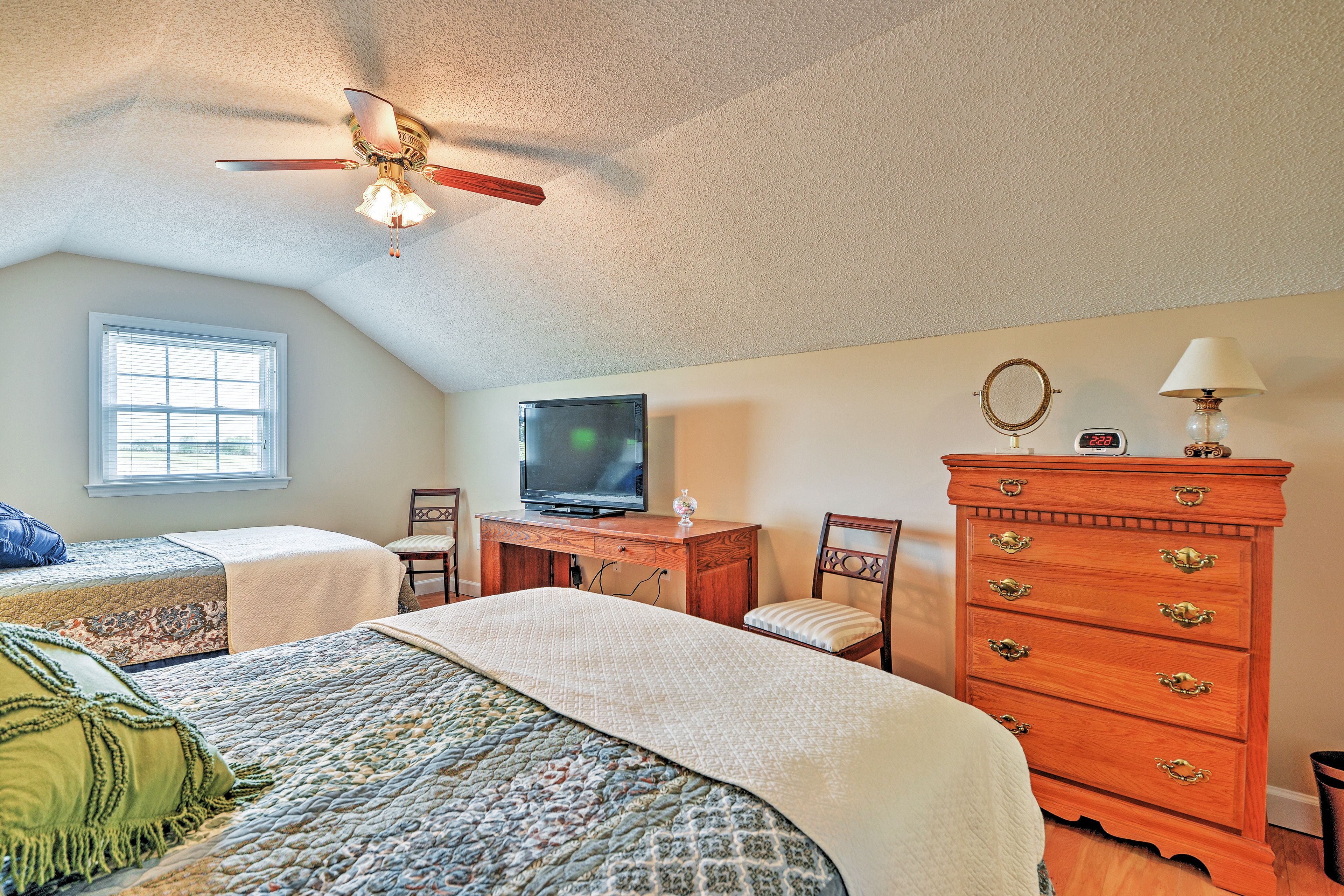 Bedroom 2 | Cable TV
