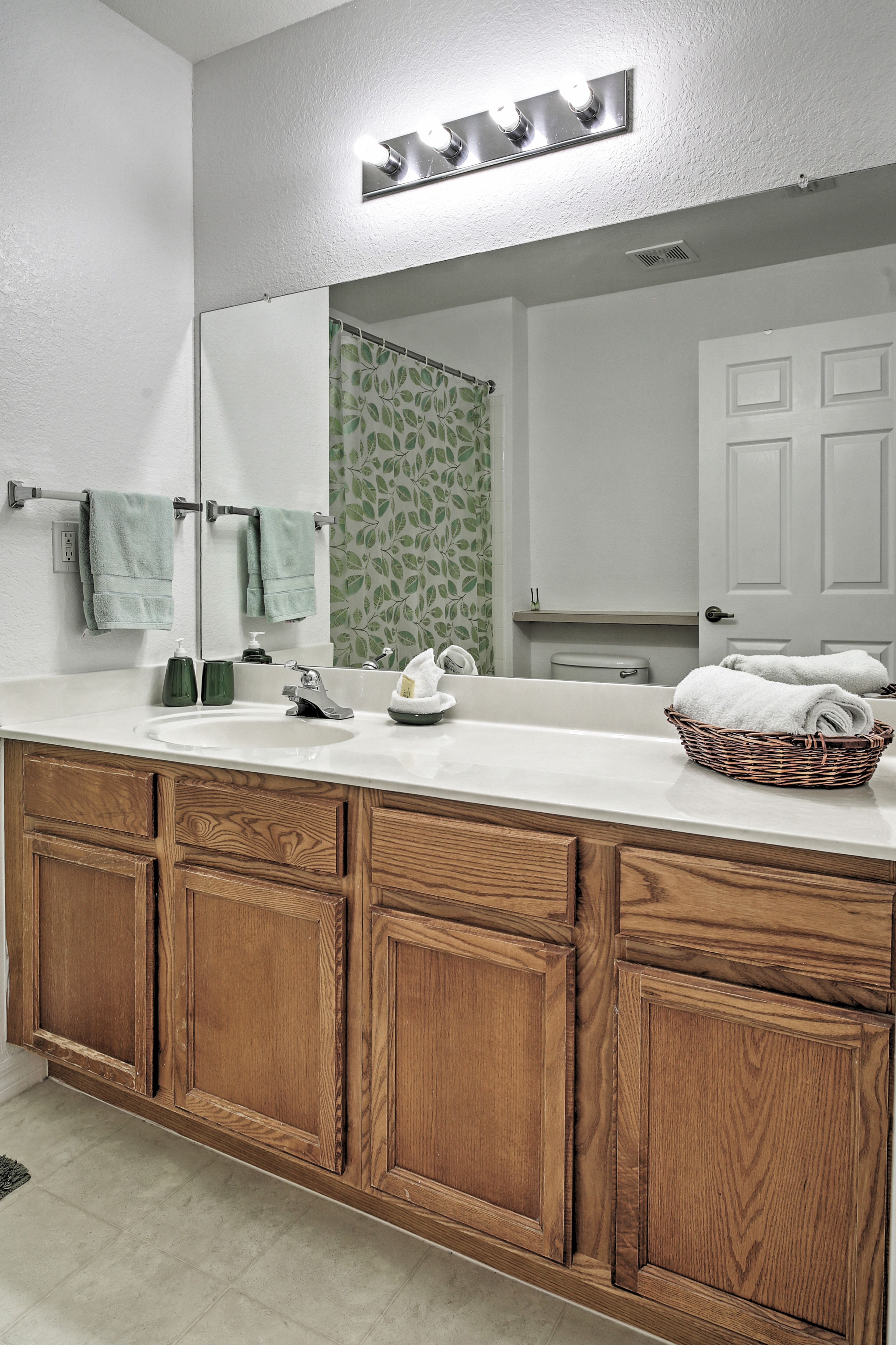 Full Bathroom | Shower/Tub Combo