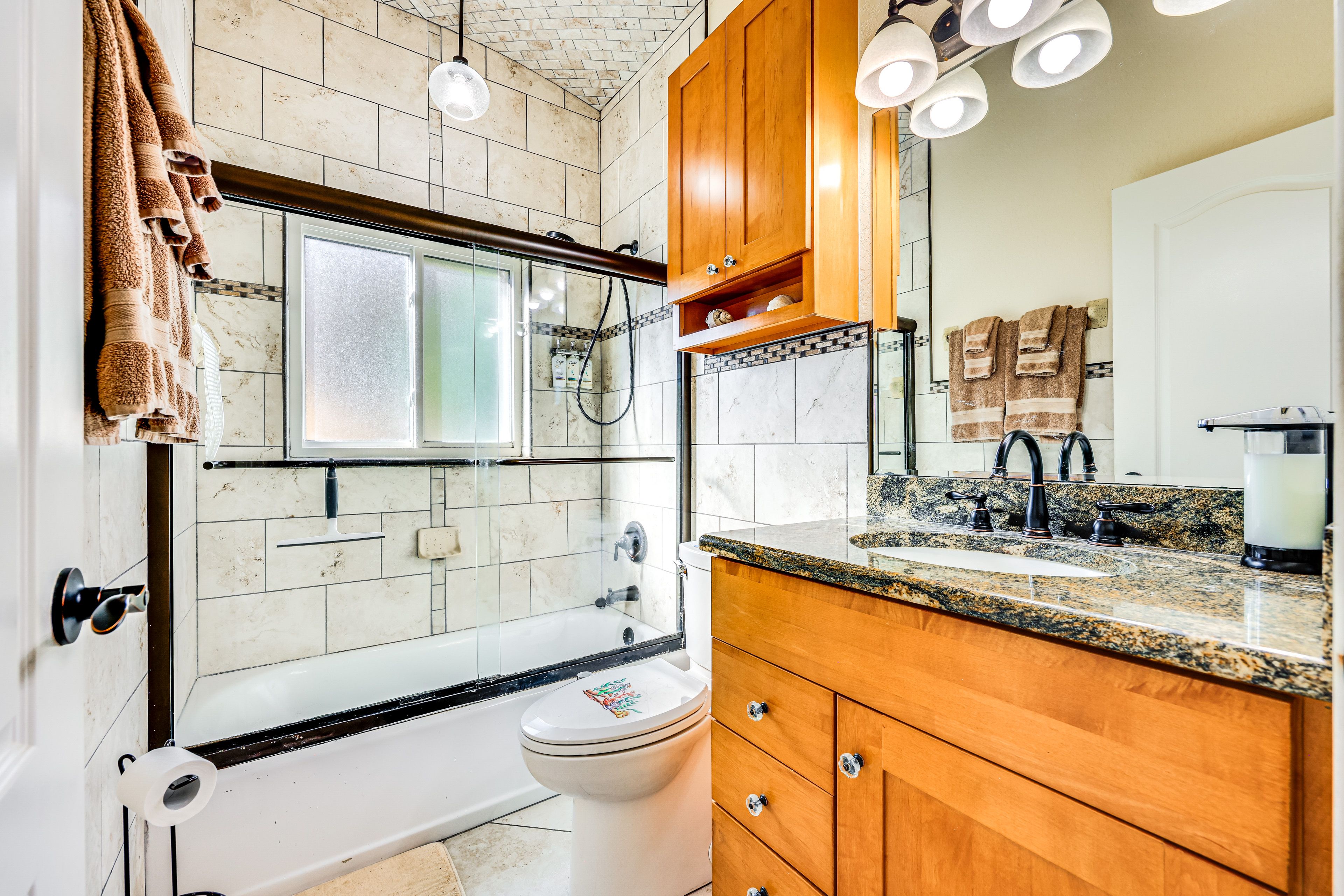 Full Bathroom | Towels Provided