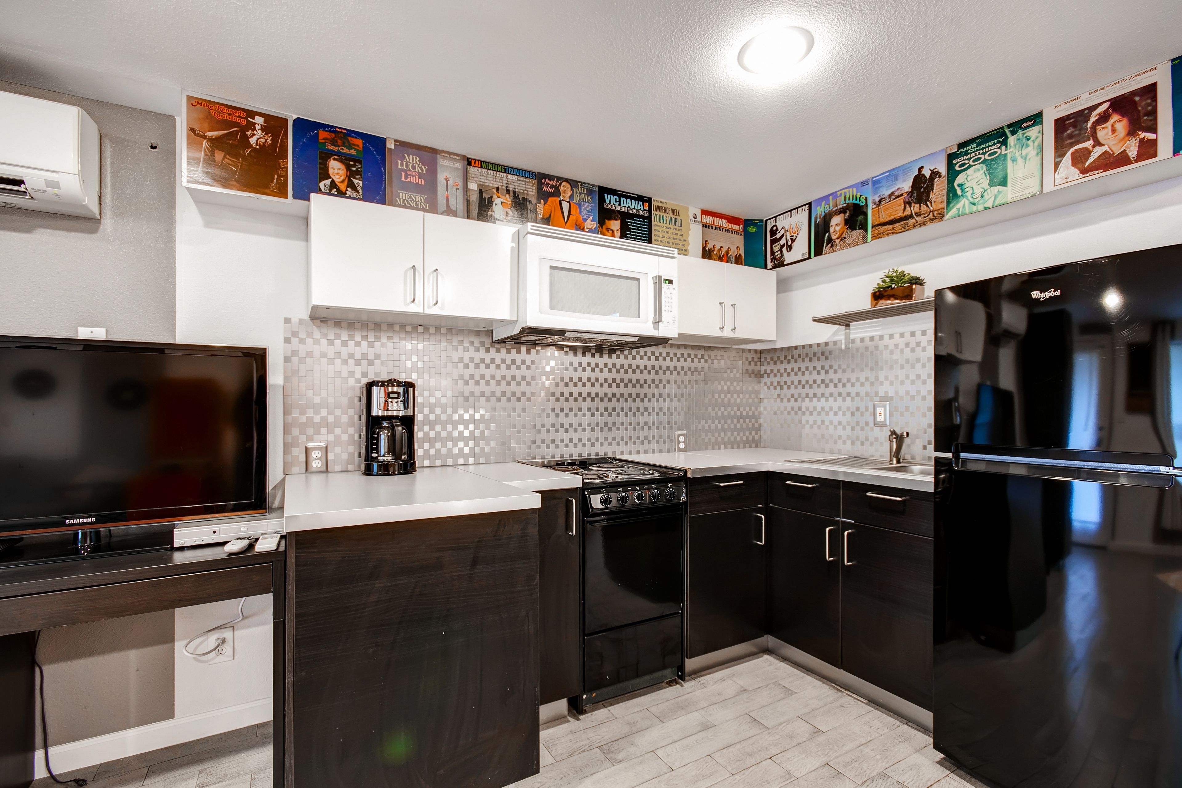 Kitchenette | Dishware/Flatware