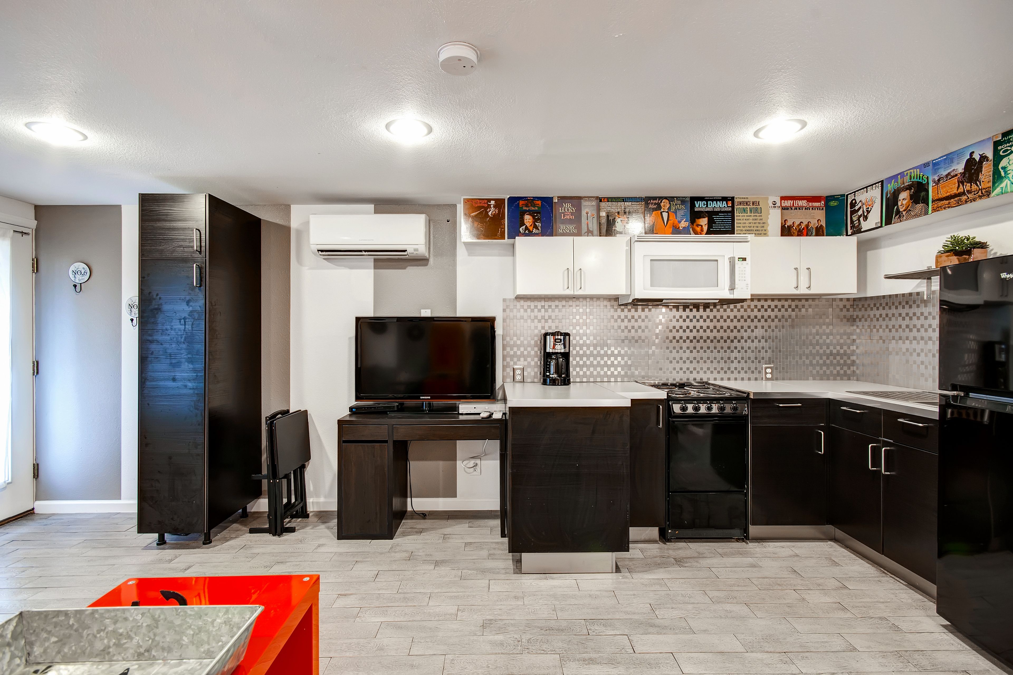 Kitchenette | Cable TV