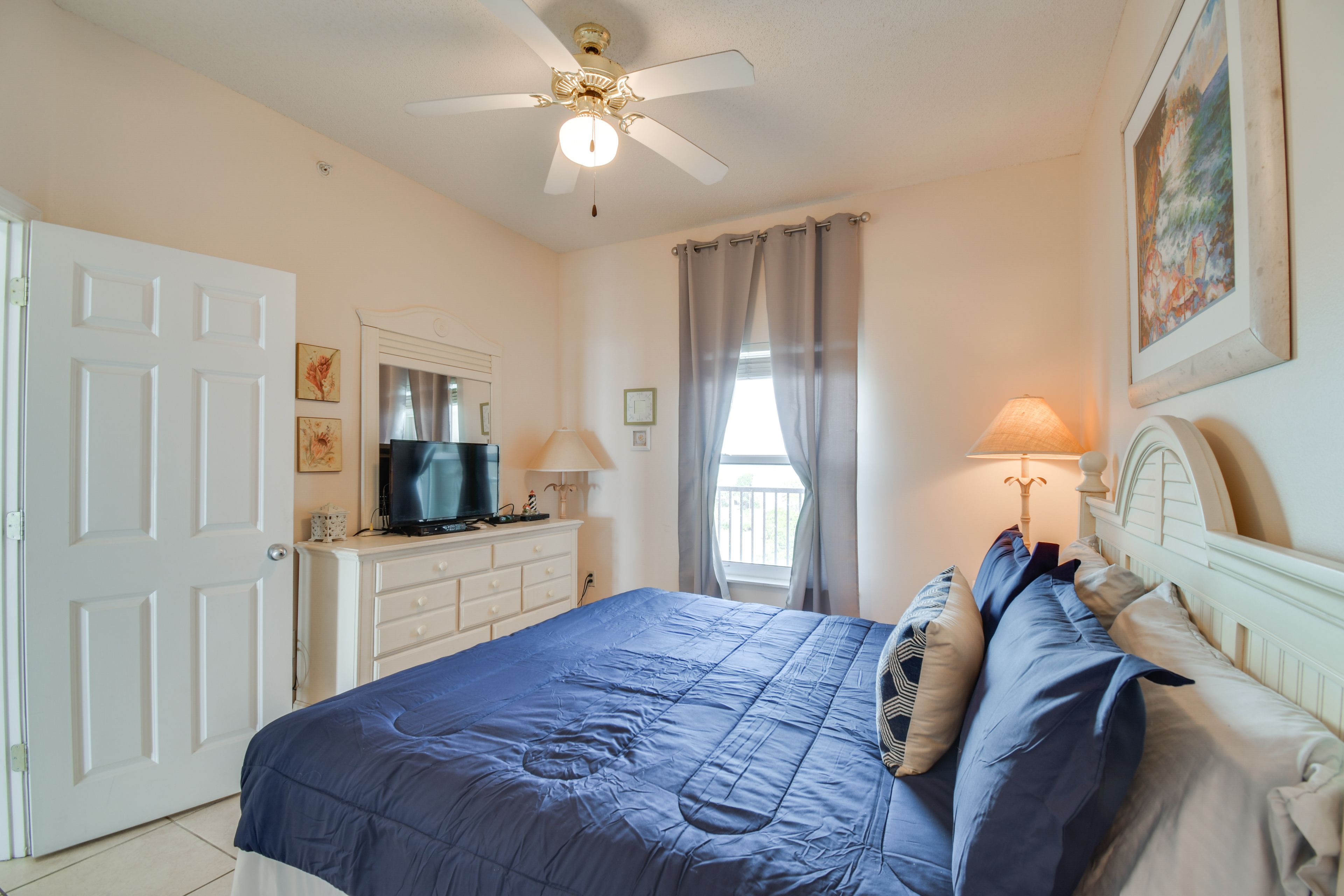 Bedroom | King Bed | Linens Provided