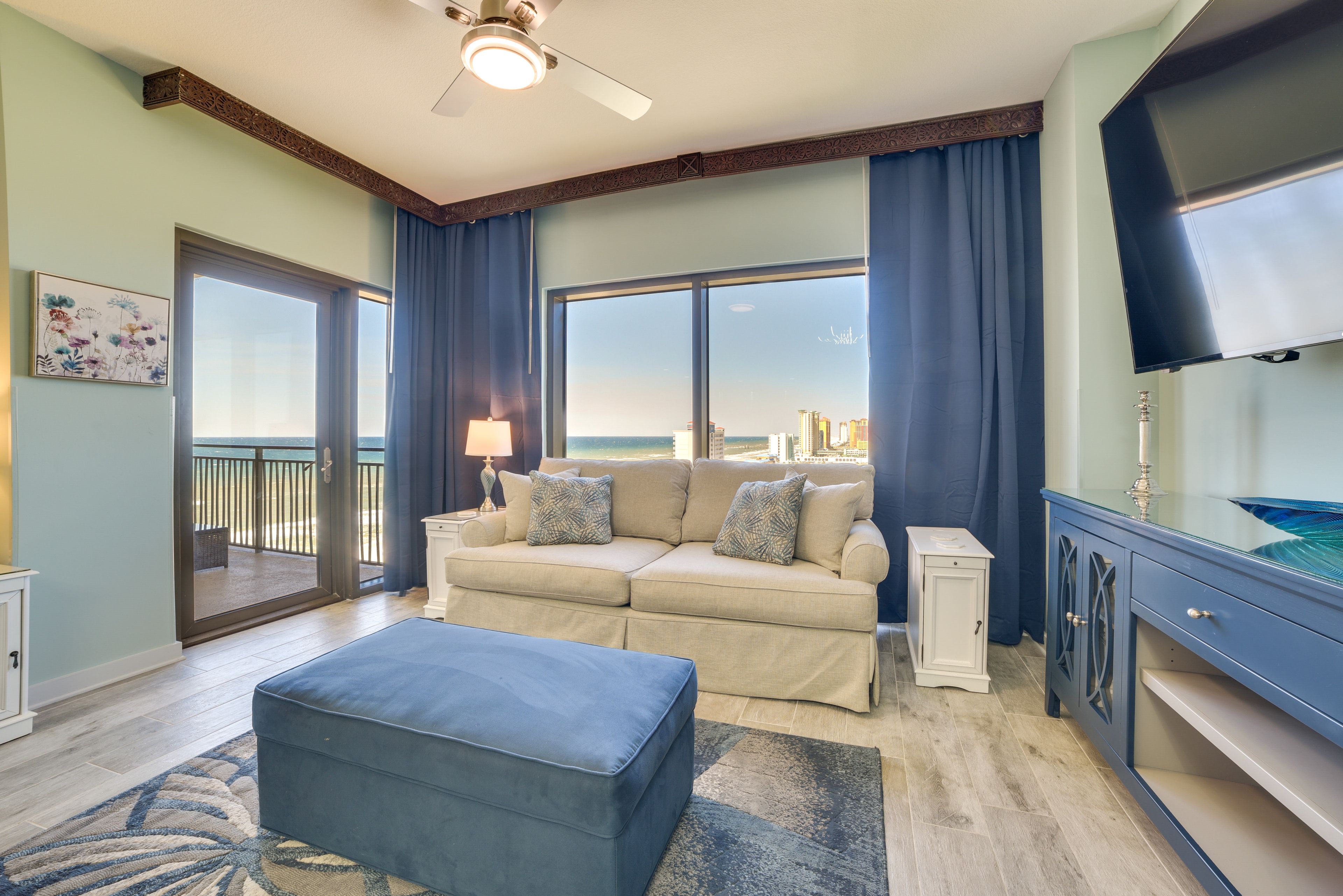 Living Room | 17th-Floor Condo