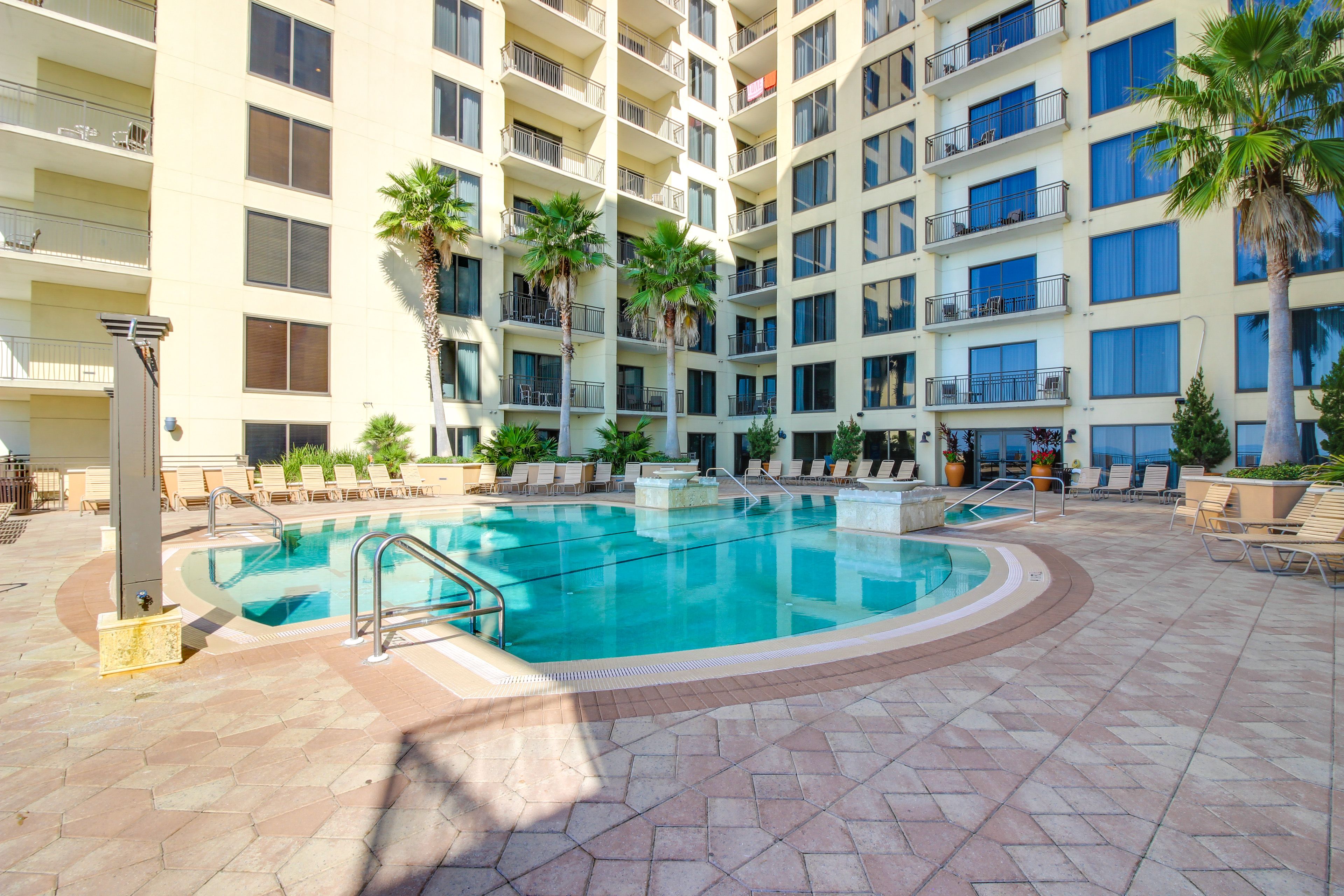 Community Amenities | Outdoor Pool
