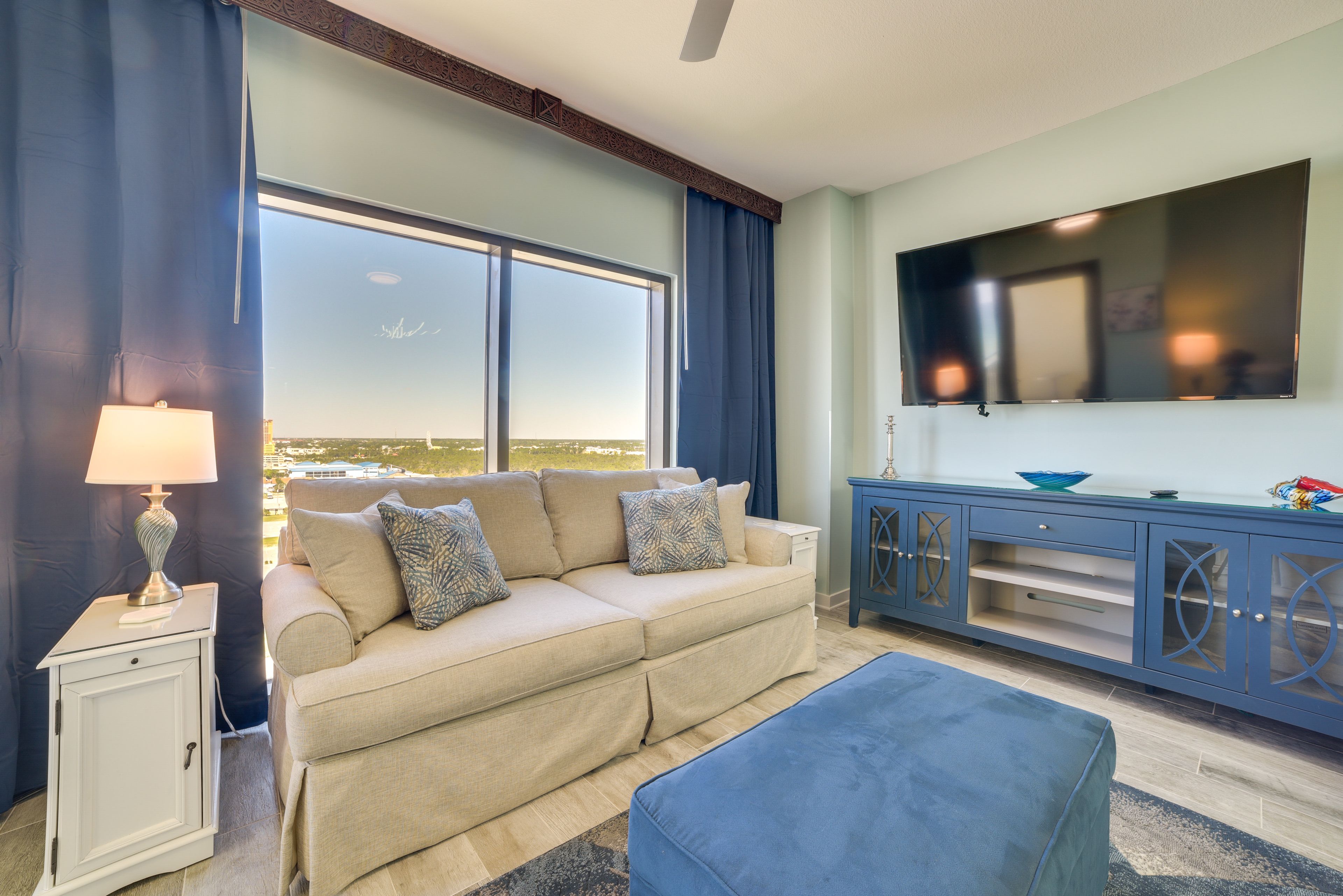 Living Room | 2 Queen Sleeper Sofas | Flat-Screen TV | Central A/C