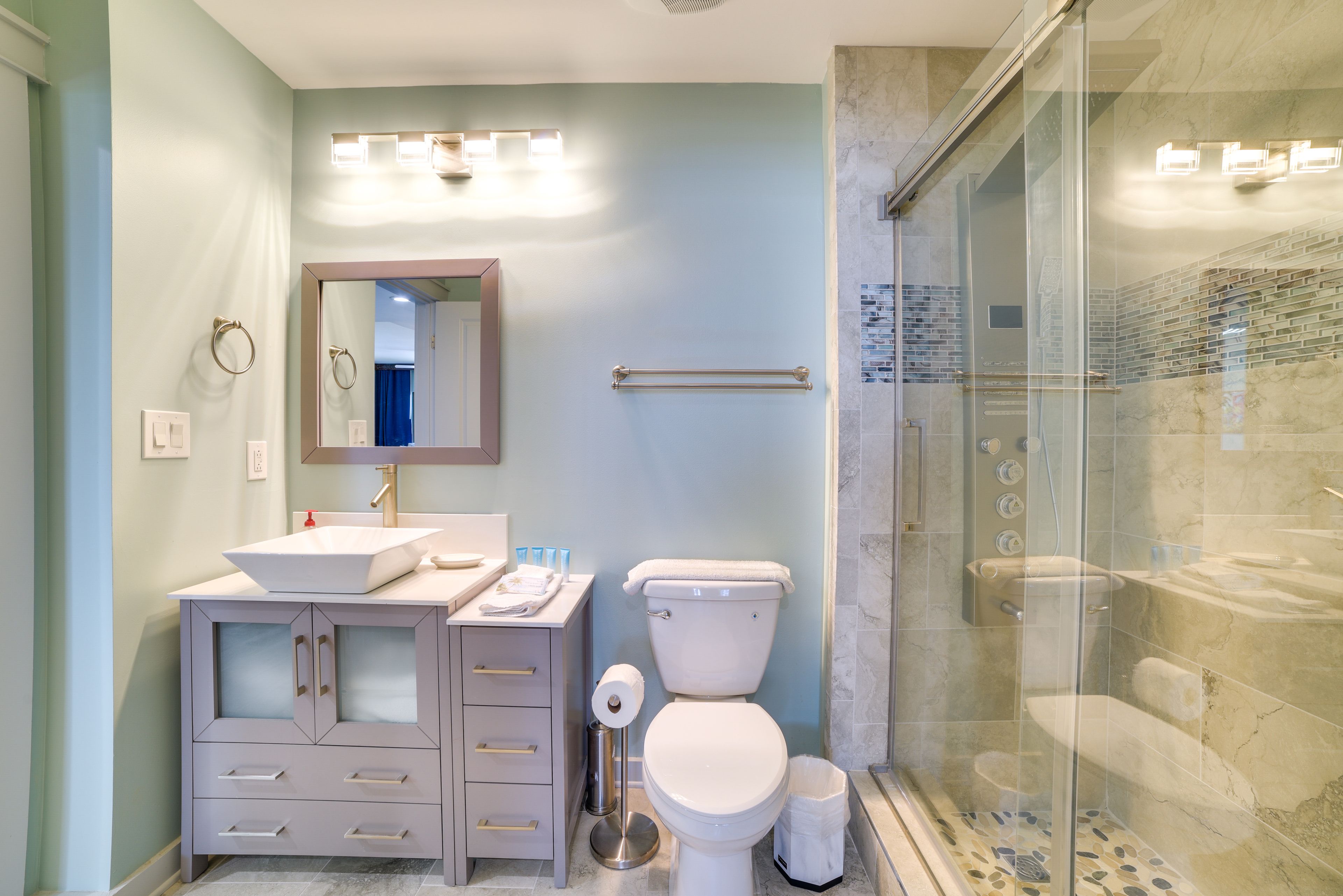 Full Bathroom | Towels & Linens Provided | Complimentary Toiletries