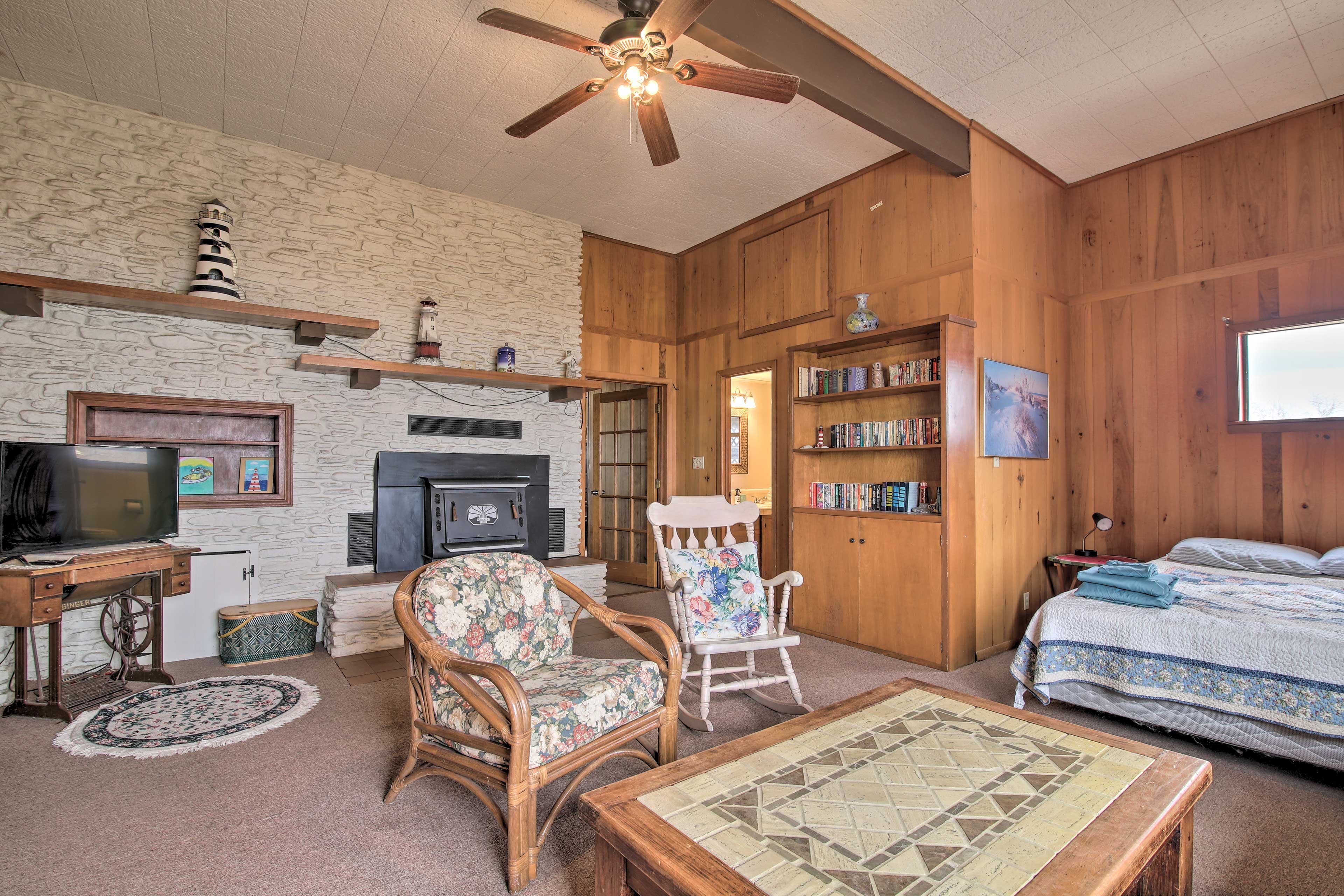 Family Room | Additional Sleeping | Queen Bed