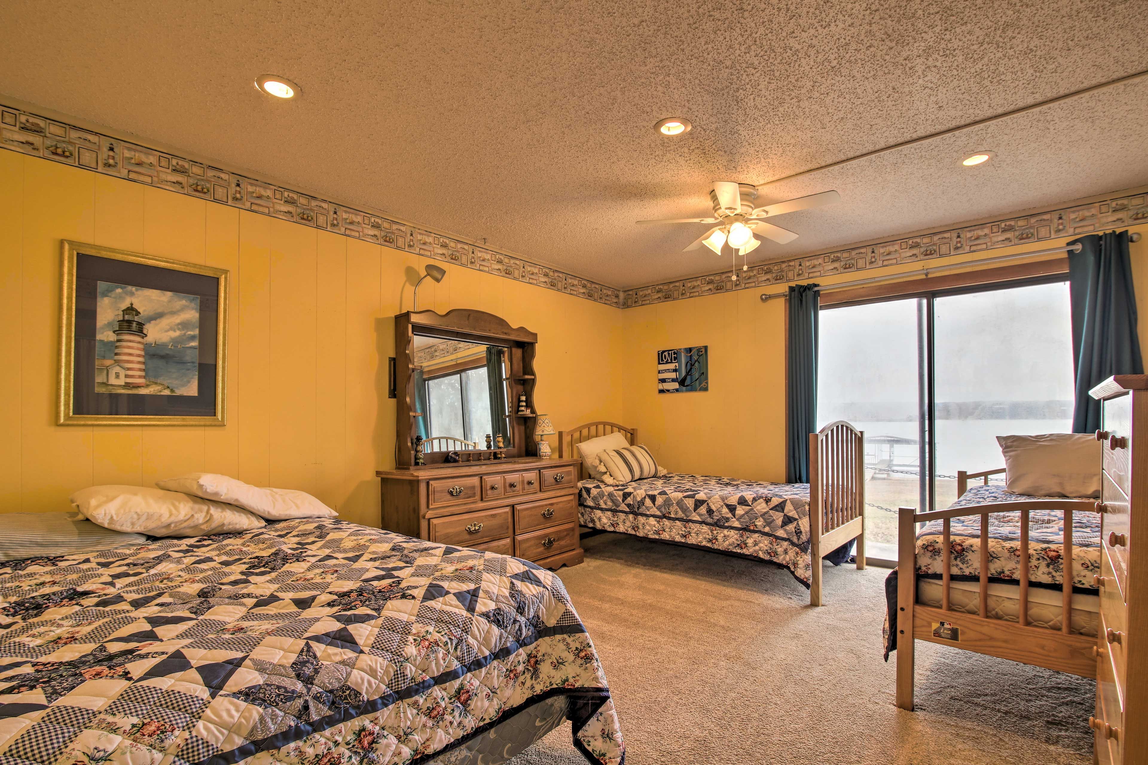 Bedroom 2 | Queen Bed | 2 Twin Beds