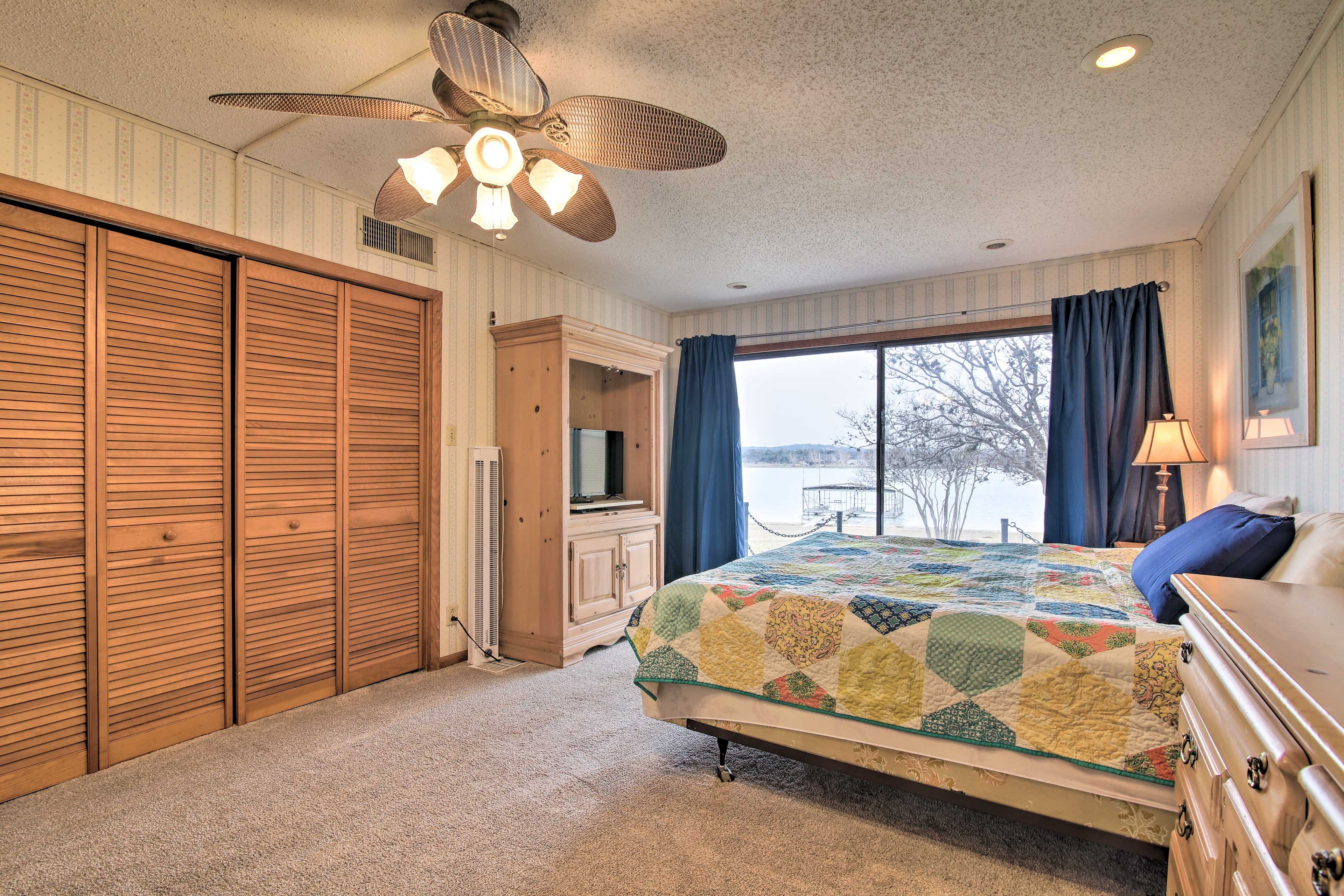Bedroom 1 | King Bed | Twin Bed