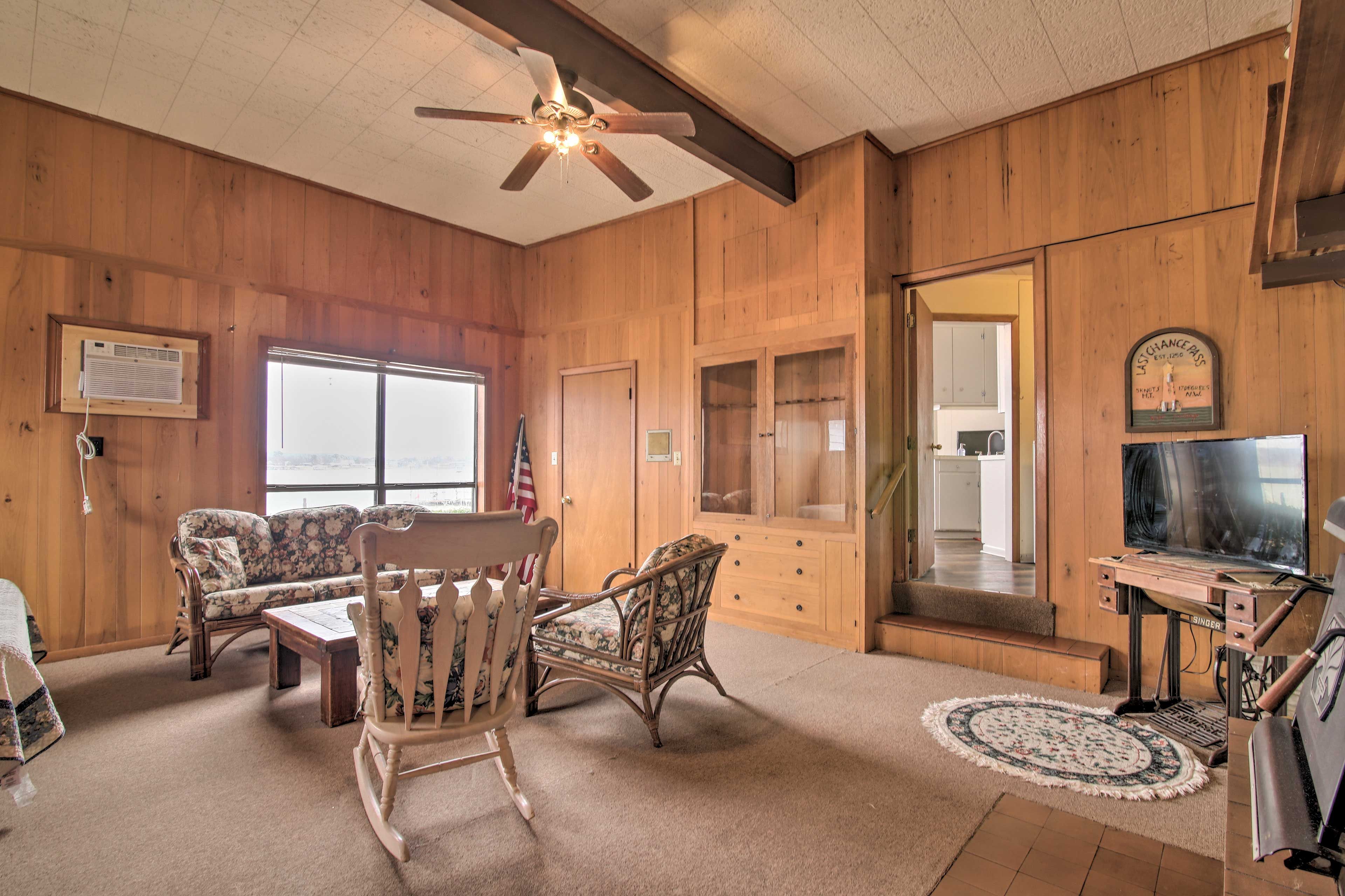 Family Room | Cable TV