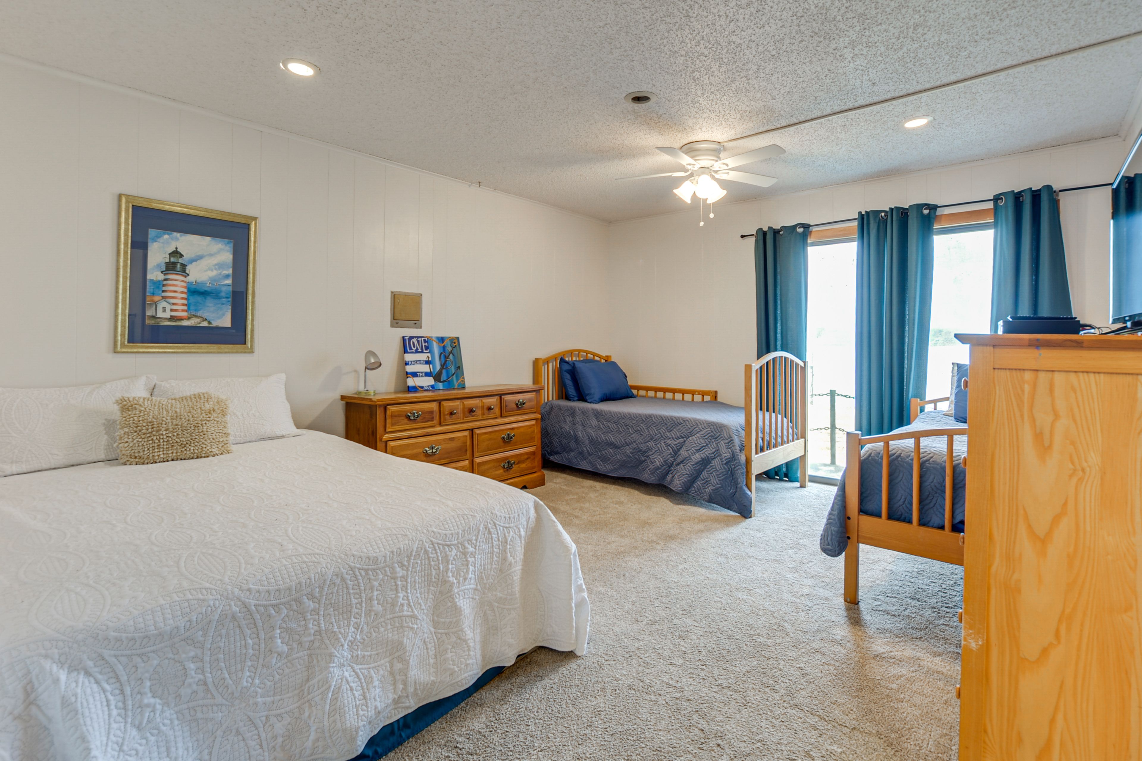 Bedroom 2 | Queen Bed | 2 Twin Beds