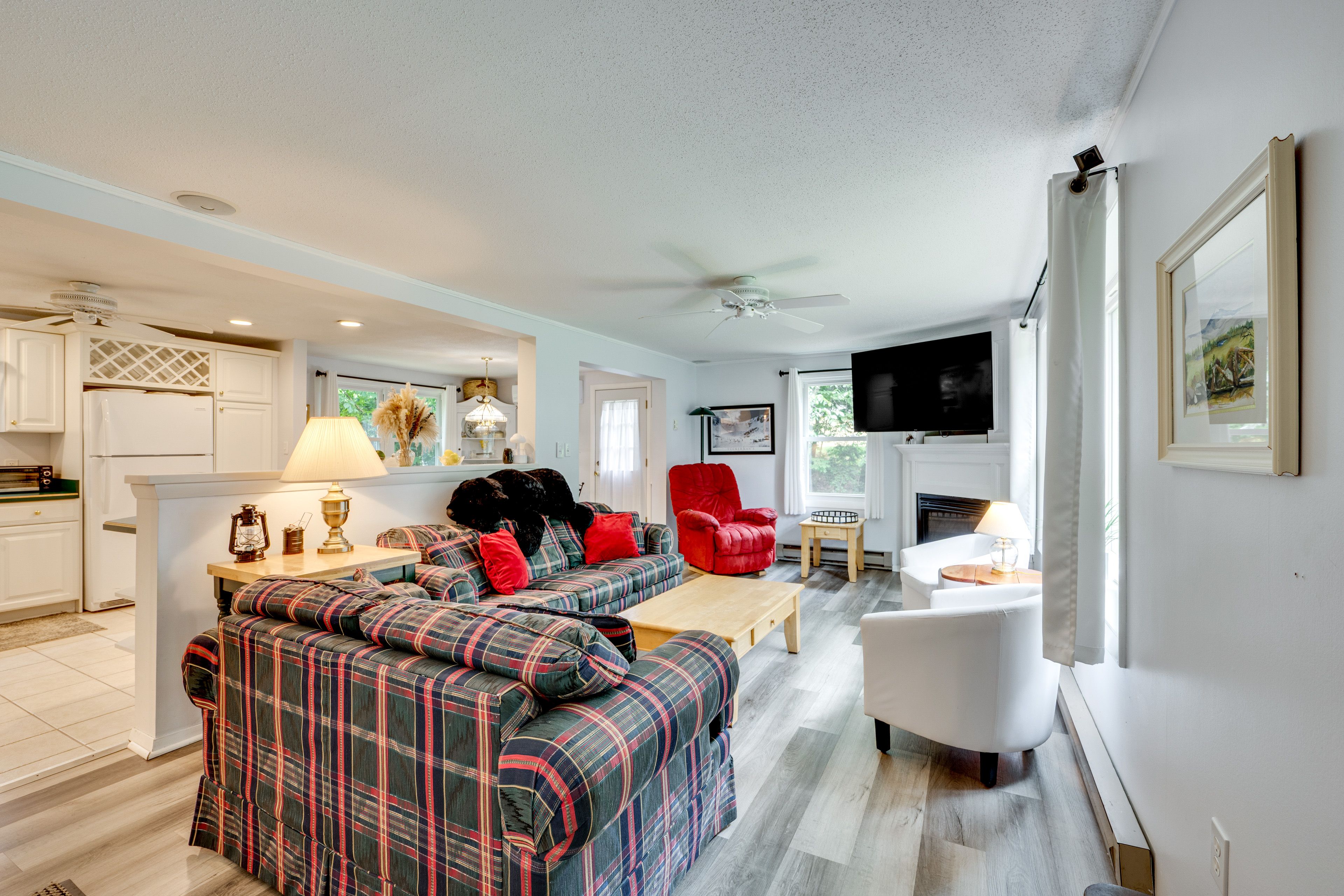 Living Room | Smart TV | Gas Fireplace | Free WiFi