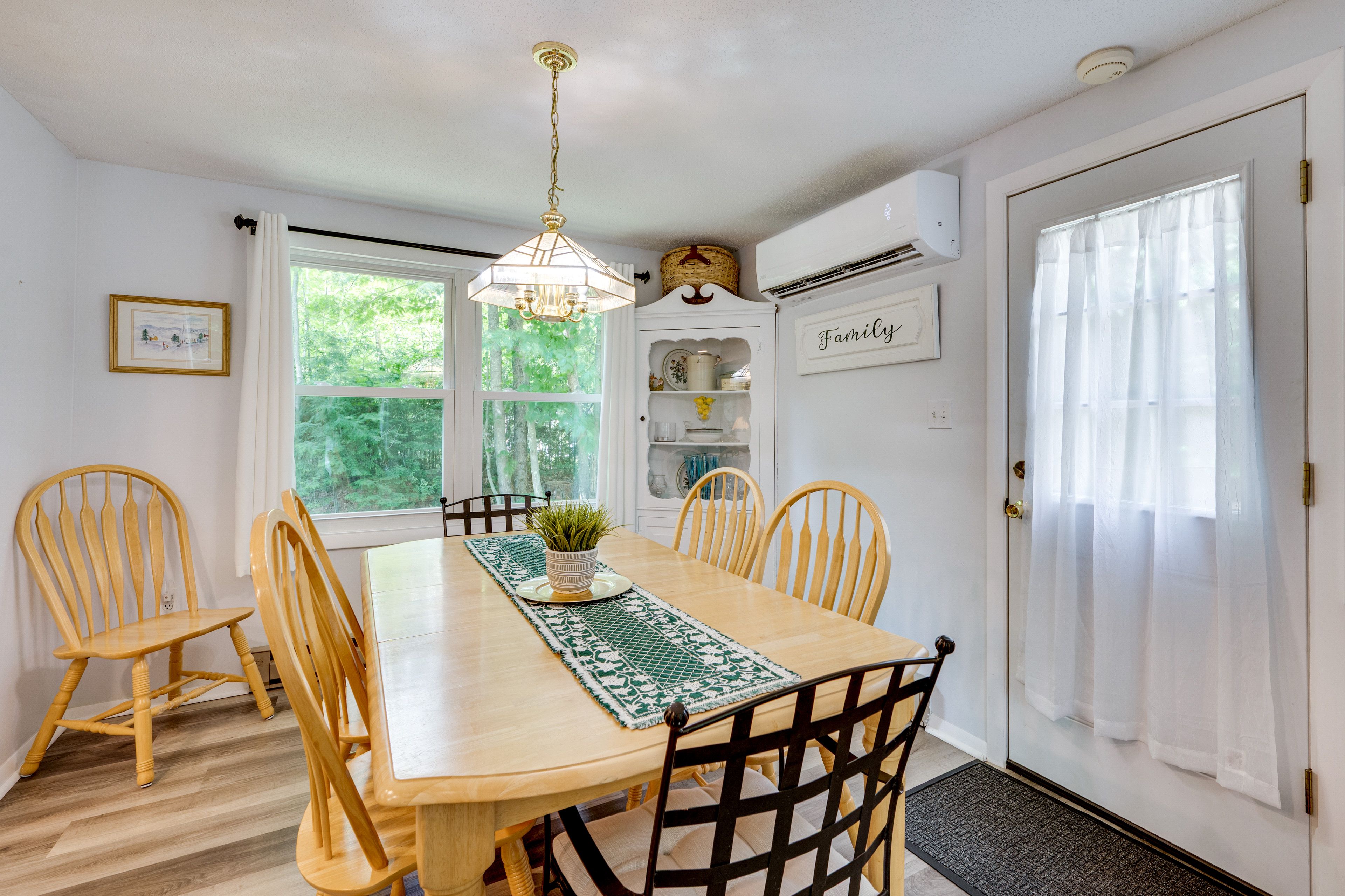 Dining Area | Dishware & Flatware Provided