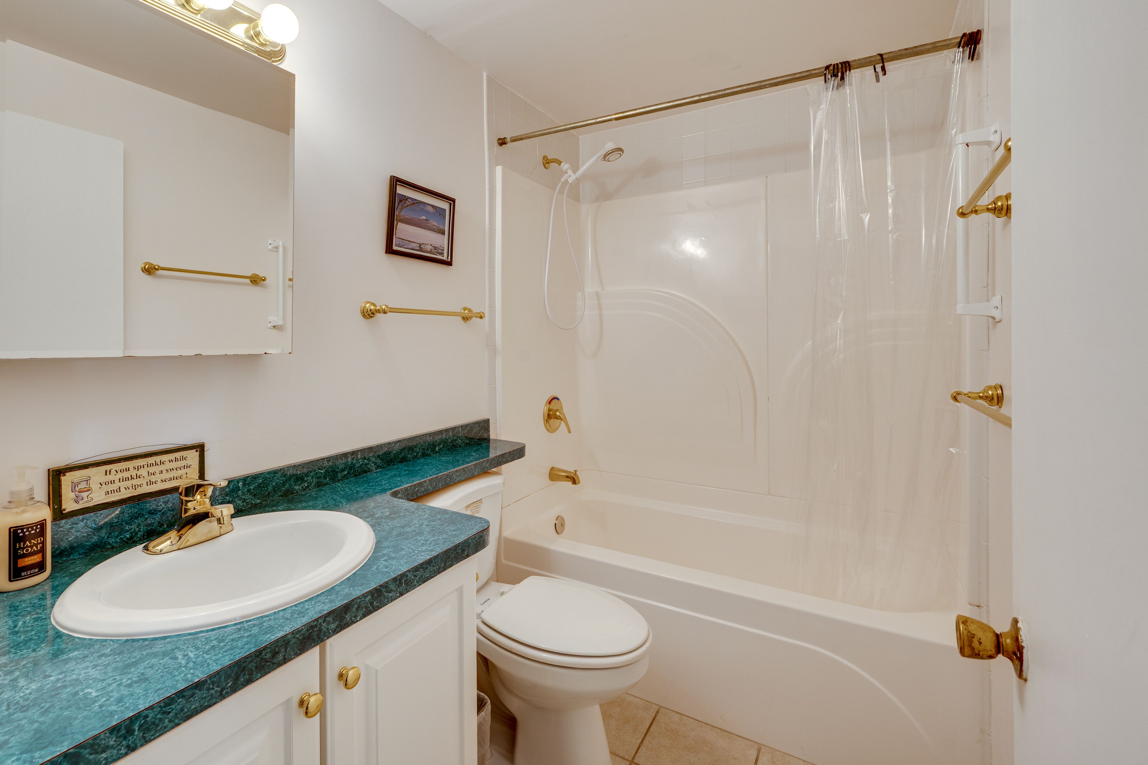 Full Bathroom | Towels Provided