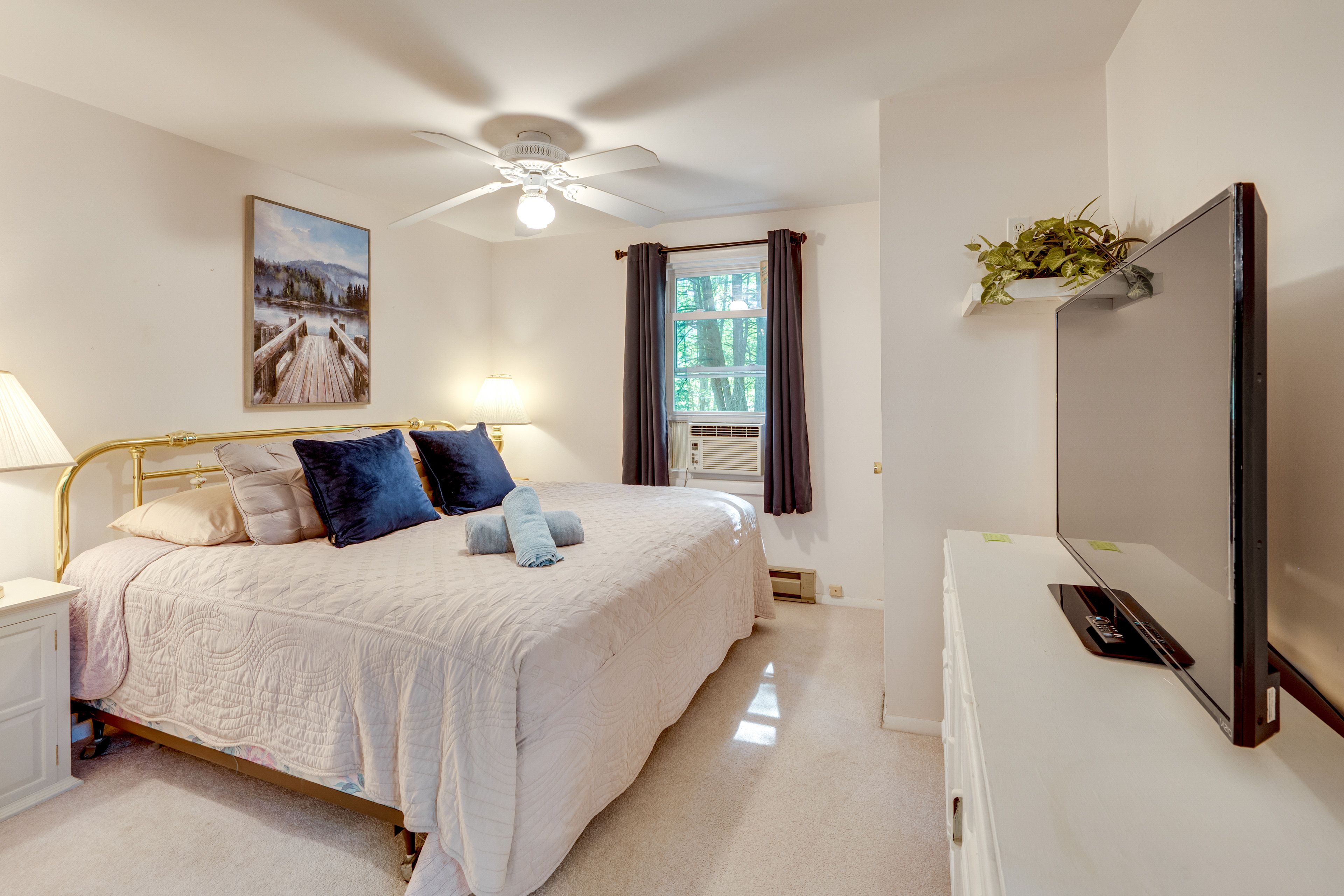 Bedroom 1 | King Bed | Linens Provided