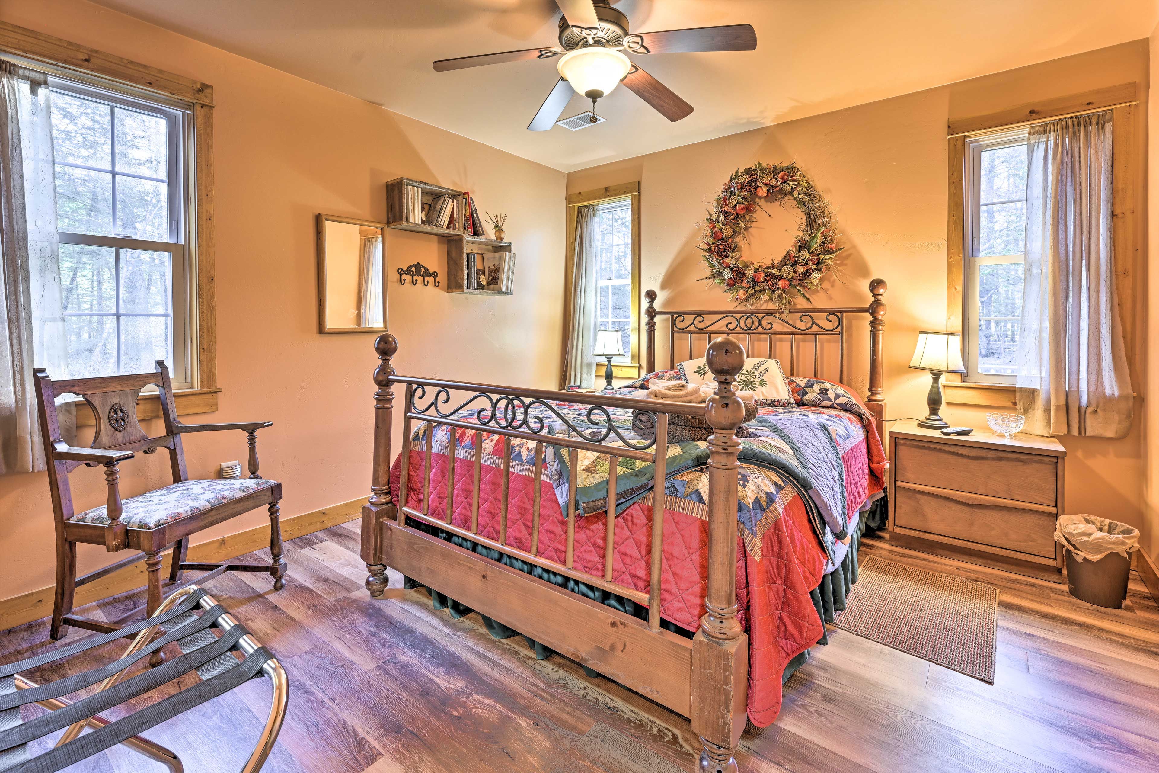 Bedroom 1 | Queen Bed