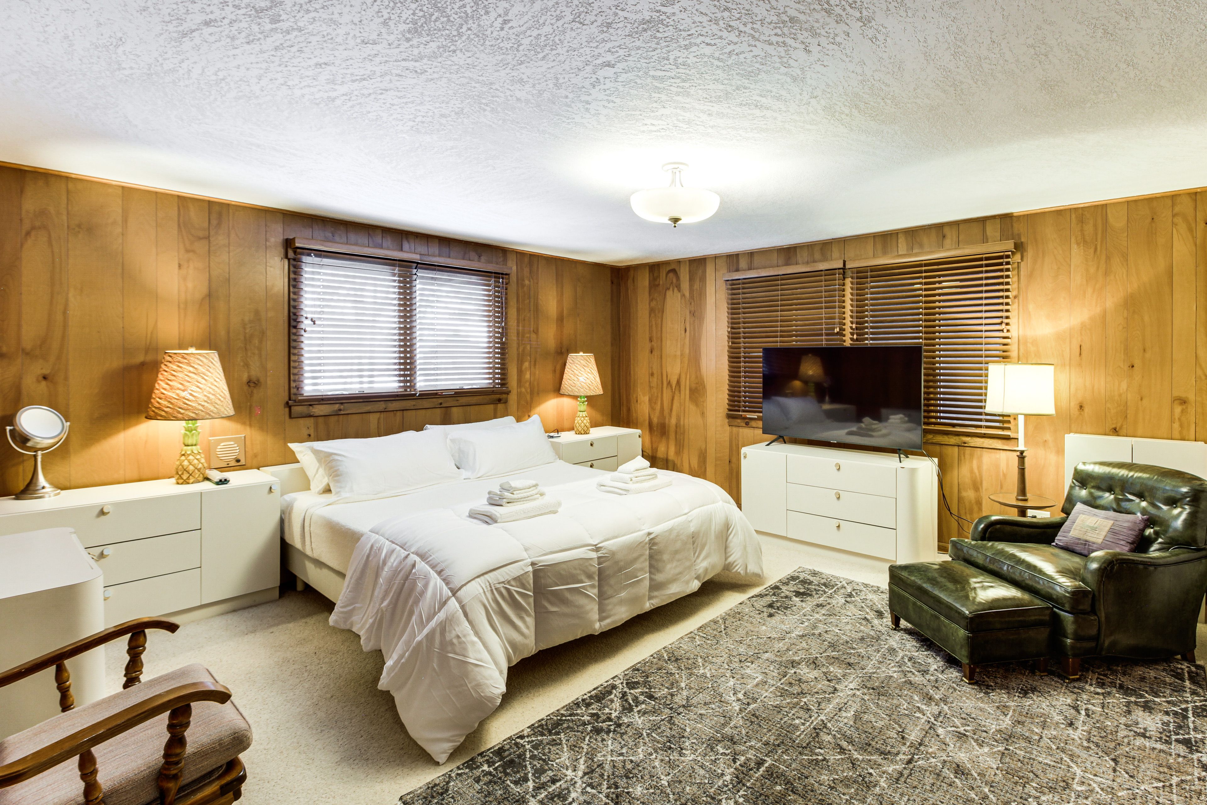 Bedroom 1 | King Bed | 1st Floor