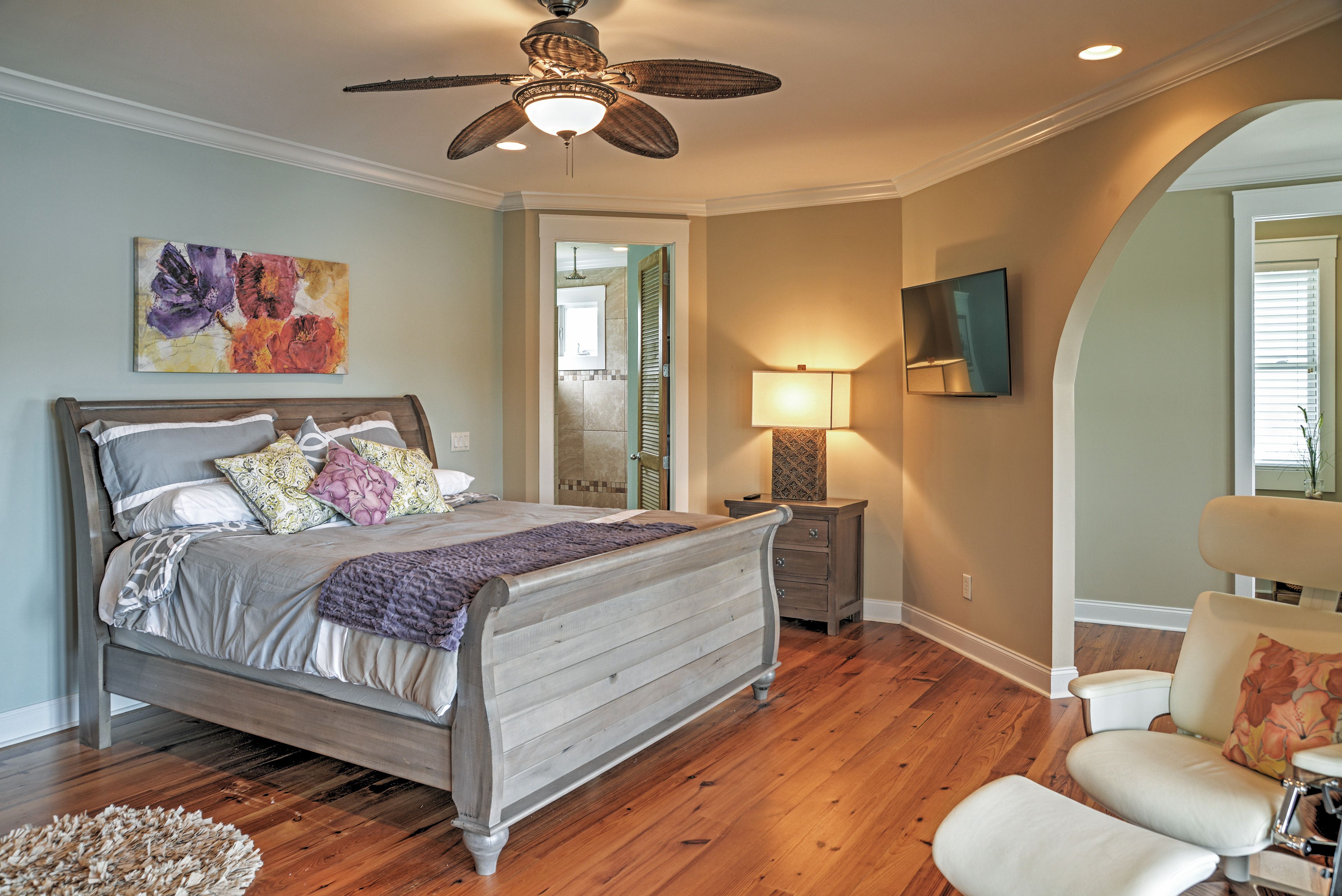 Bedroom Suite | King Bed | Linens Provided | En-Suite Bathroom | 3rd Floor