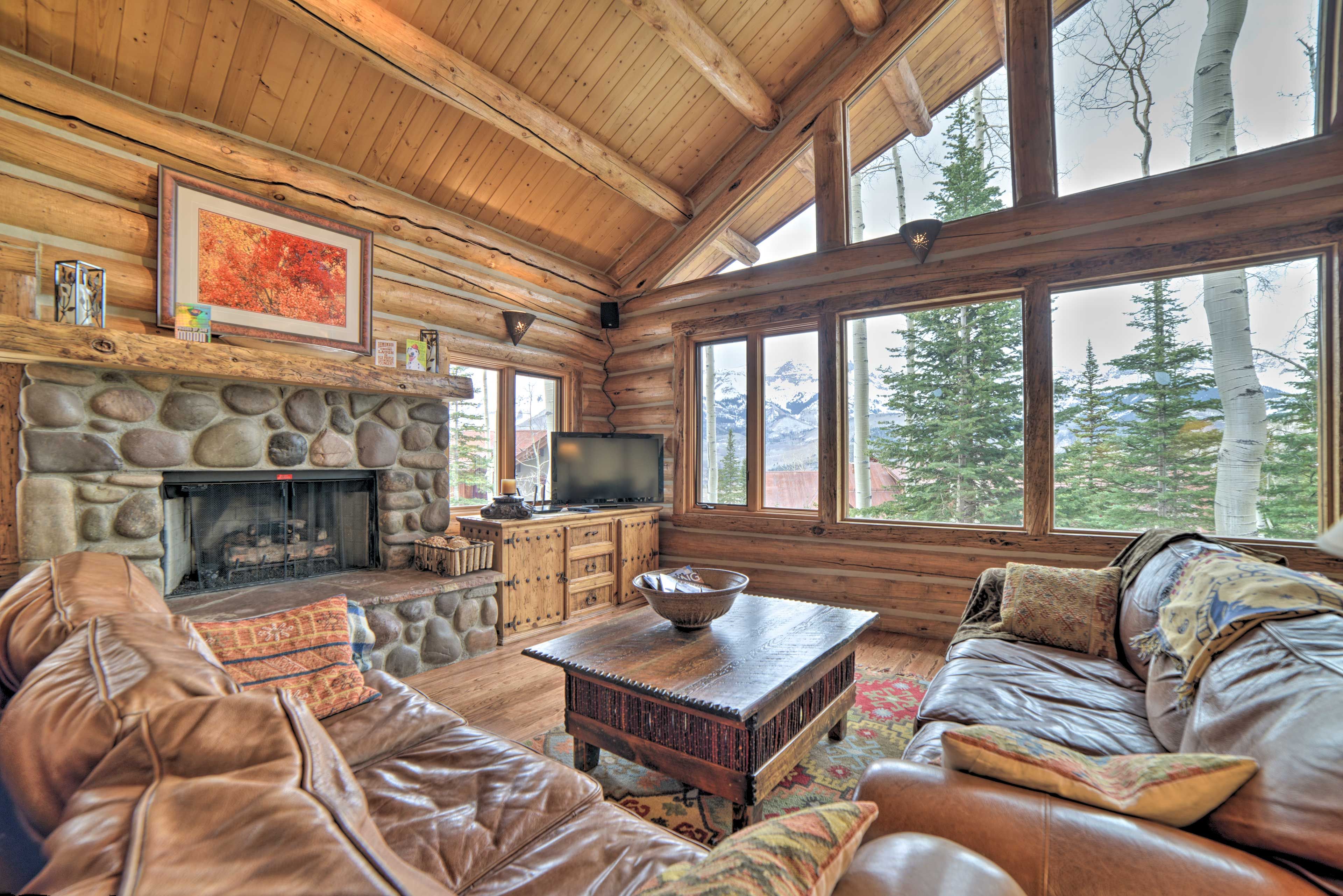 Living Room | Free WiFi | In-Floor Heating | Smart TV