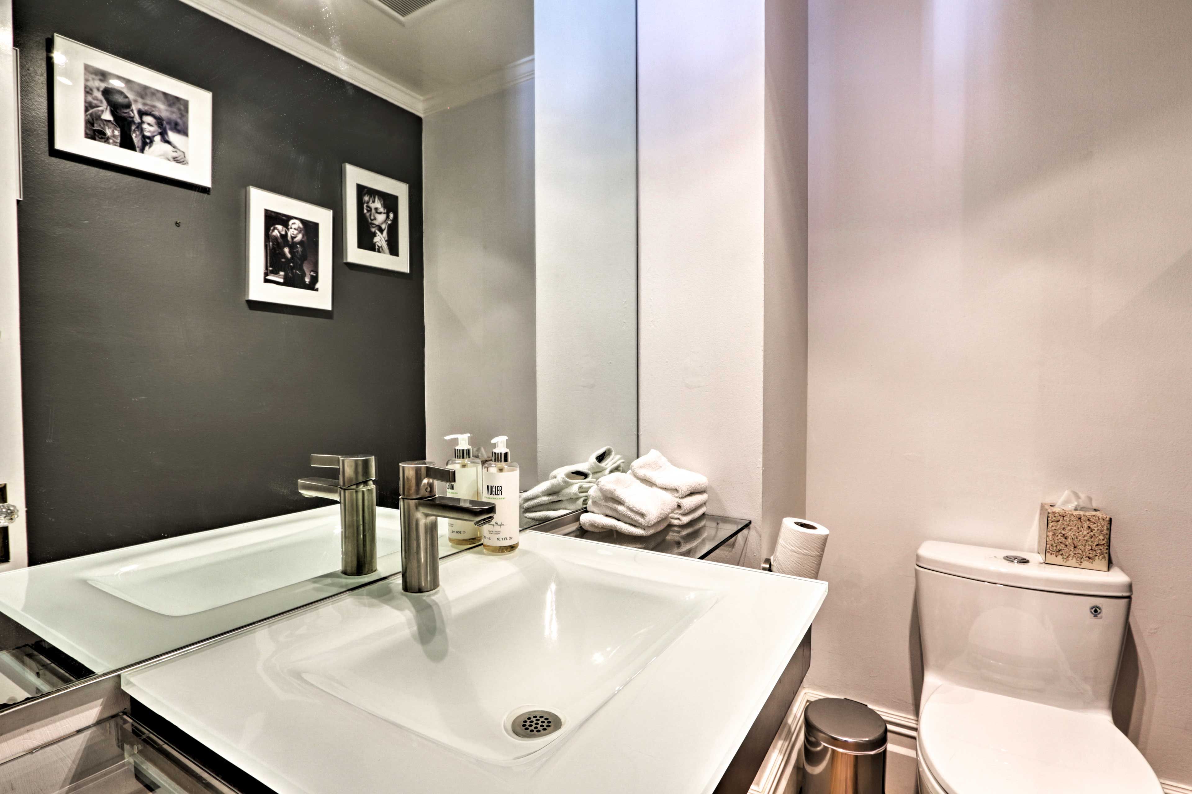 The property features 7.5 bathrooms.