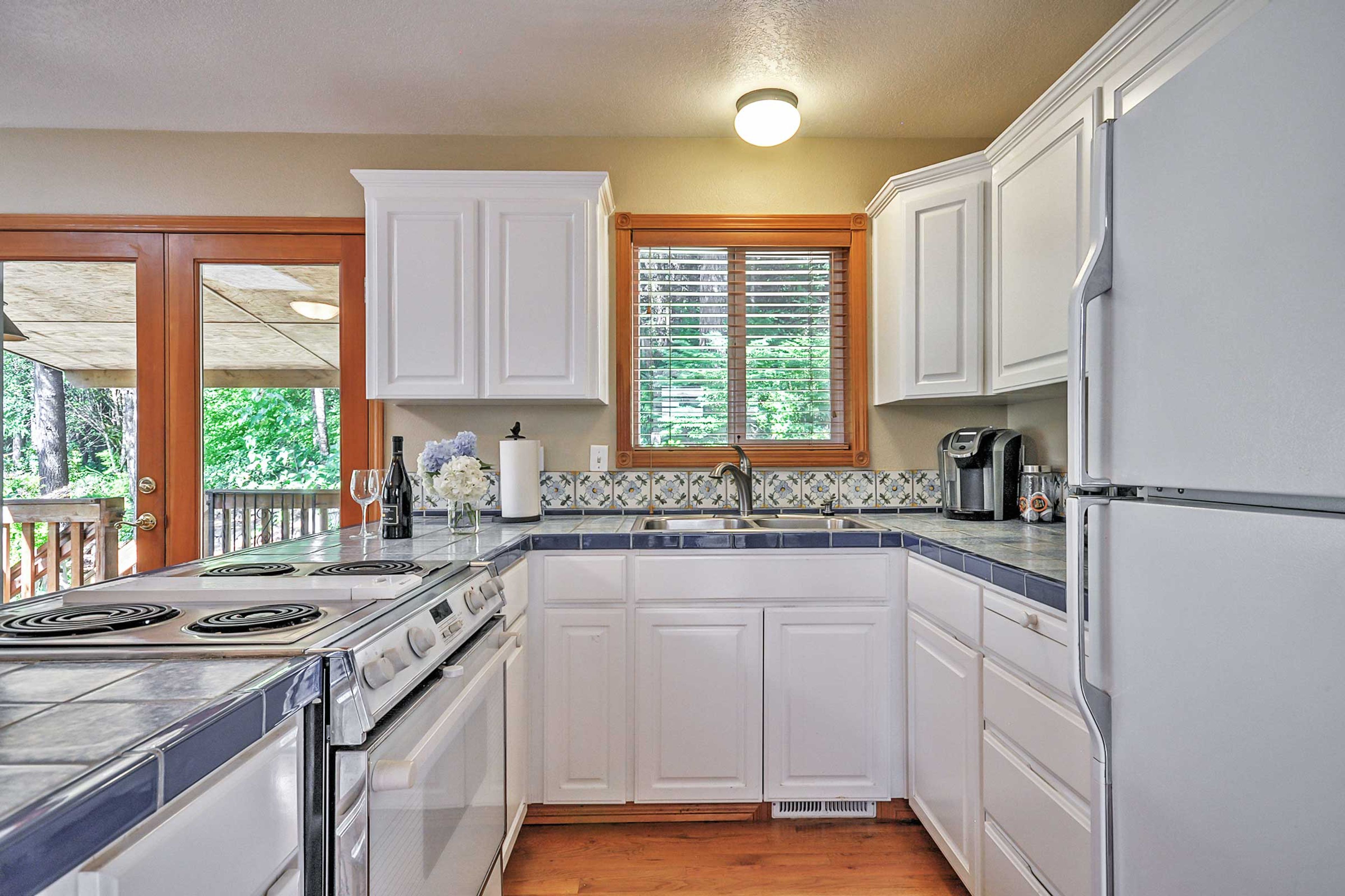 Prepare delicious home-cooked meals in the fully equipped kitchen.