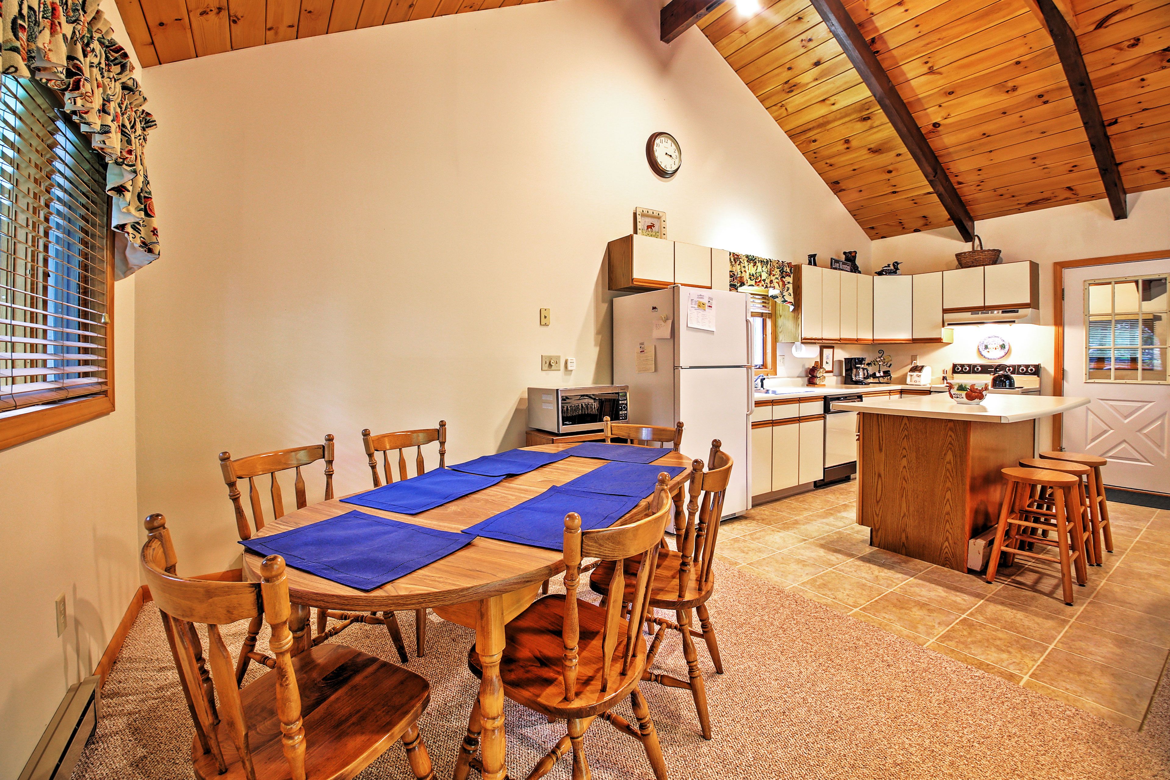 Dining Area | Dishes & Flatware Provided