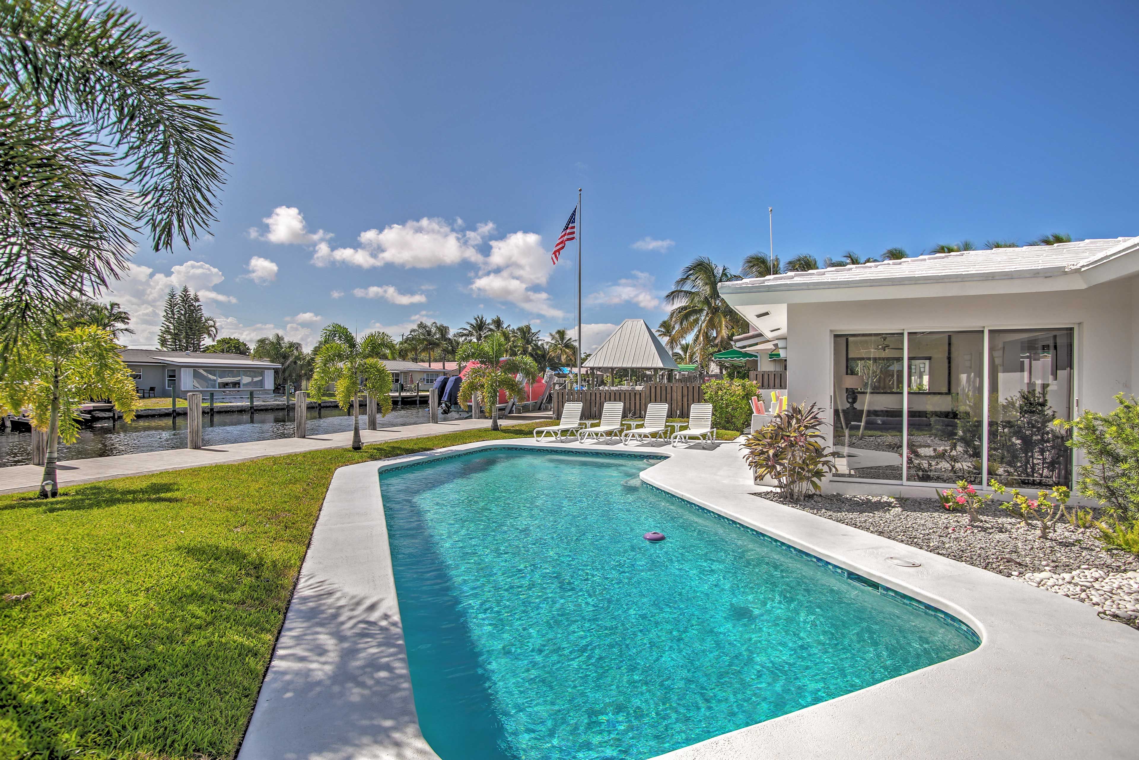Canal Views | Outdoor Dining | Lounge Chairs