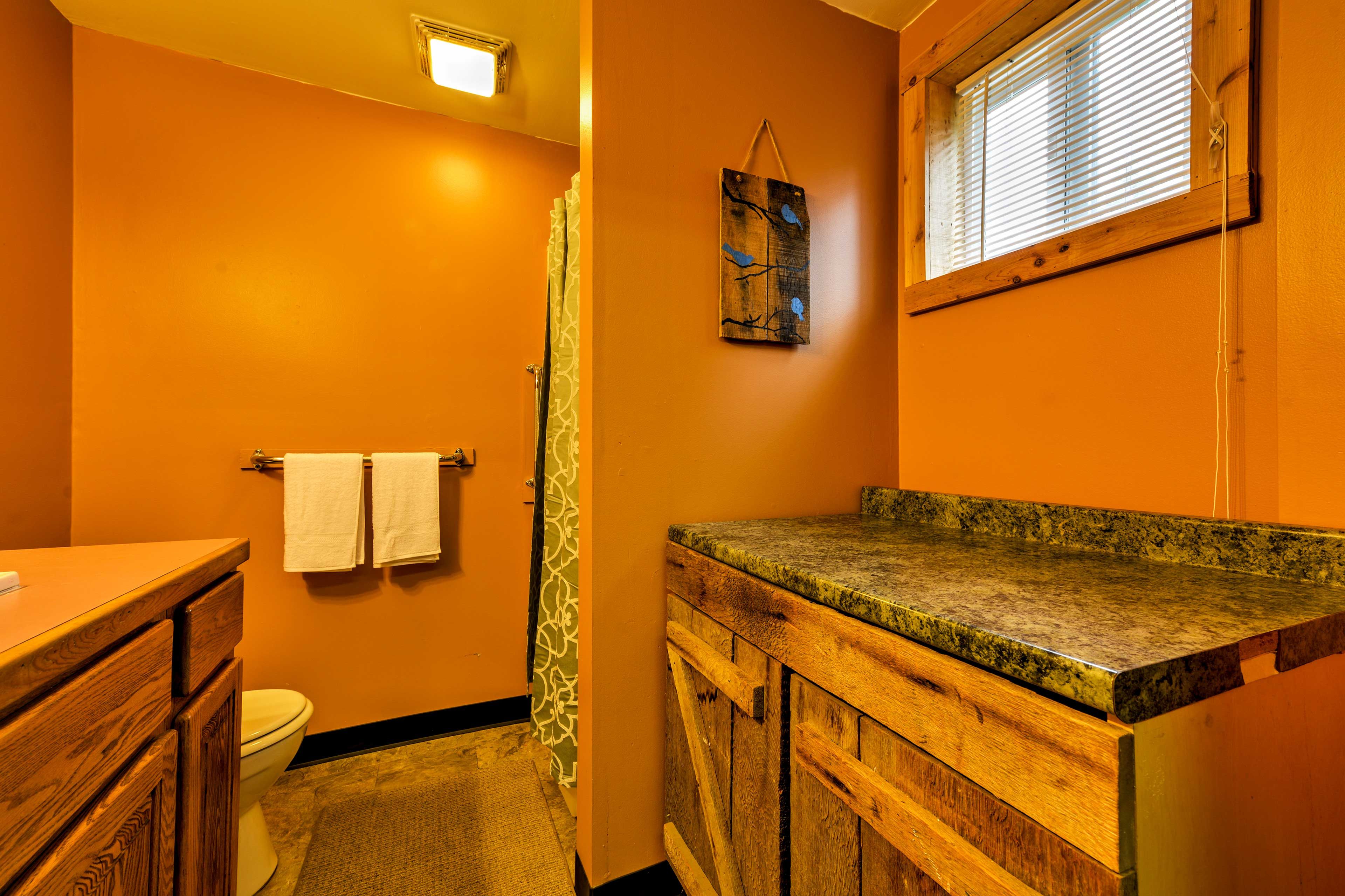 Full Bathroom | Towels Provided