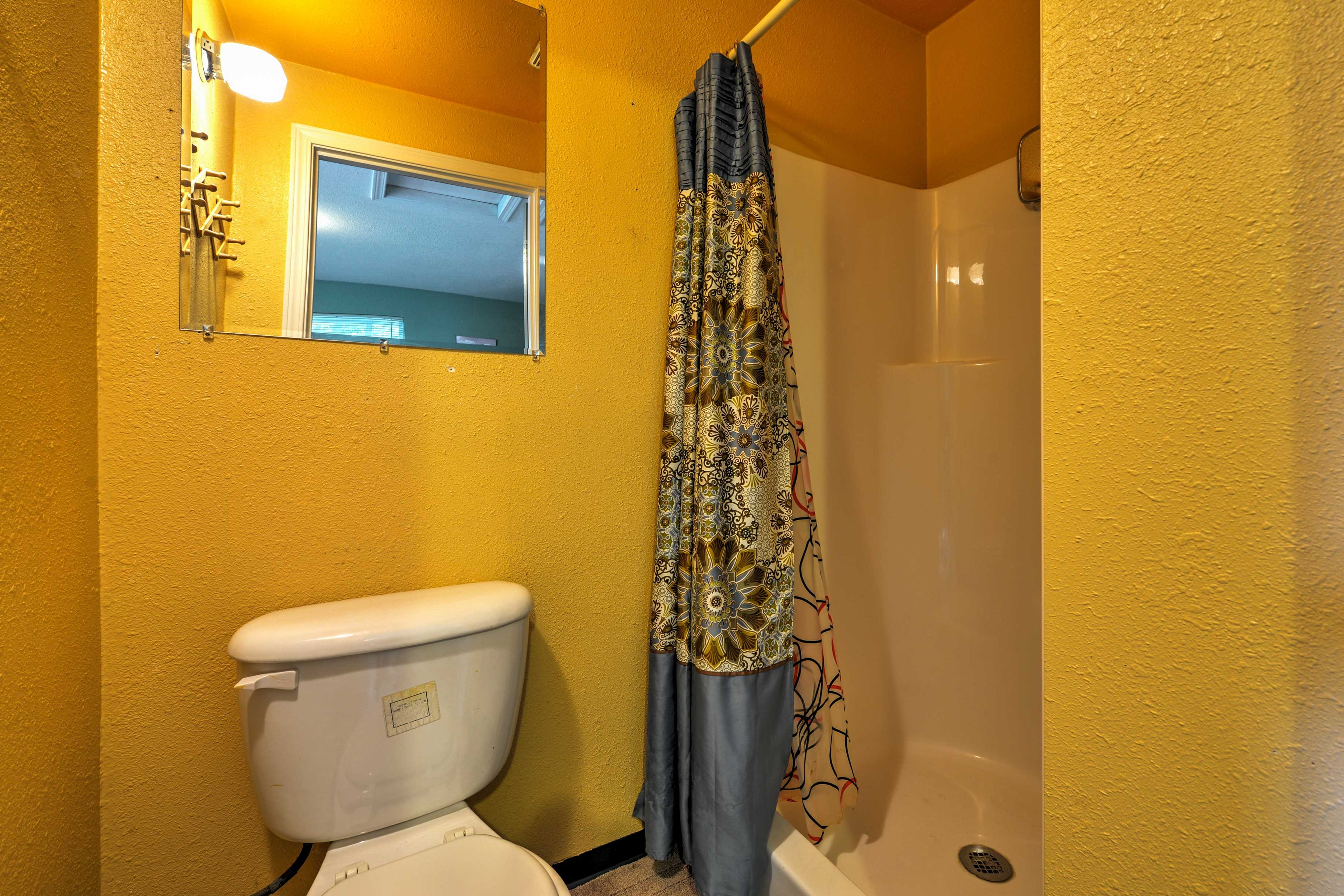 Full Bathroom | Towels Provided