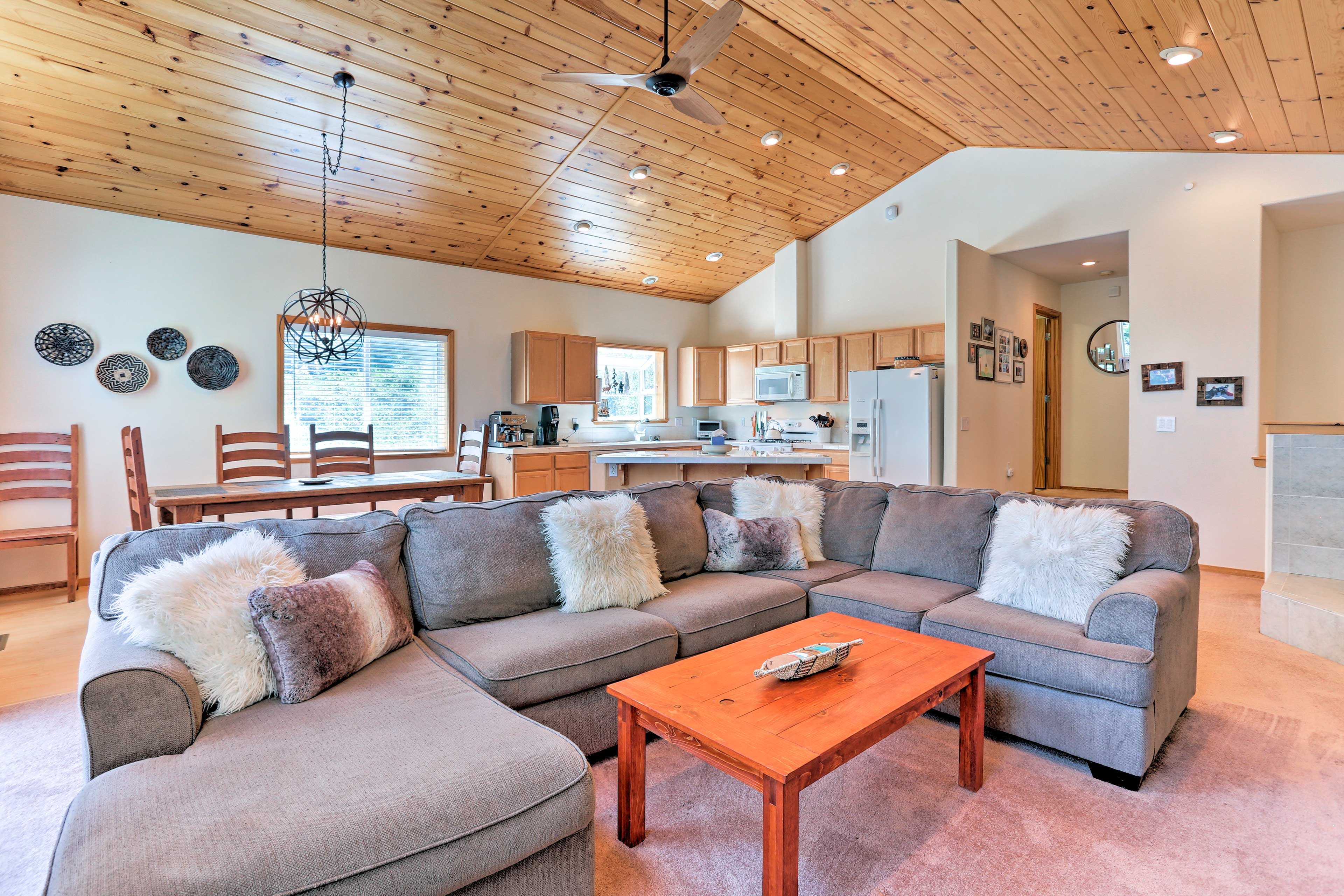 Living Room | Open Floor Plan | Free WiFi | Central Heating