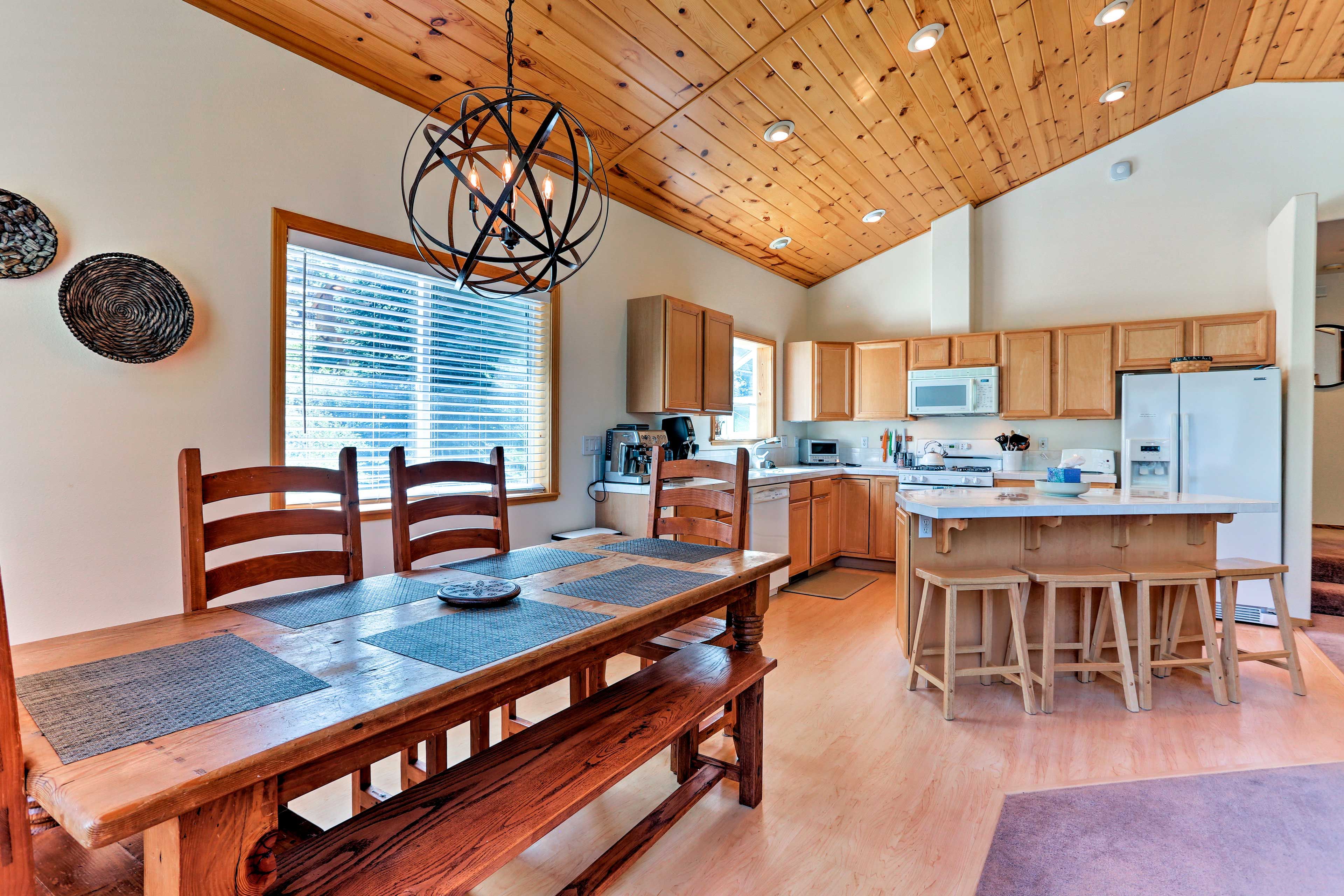 Dining Area | Dishes & Flatware Provided