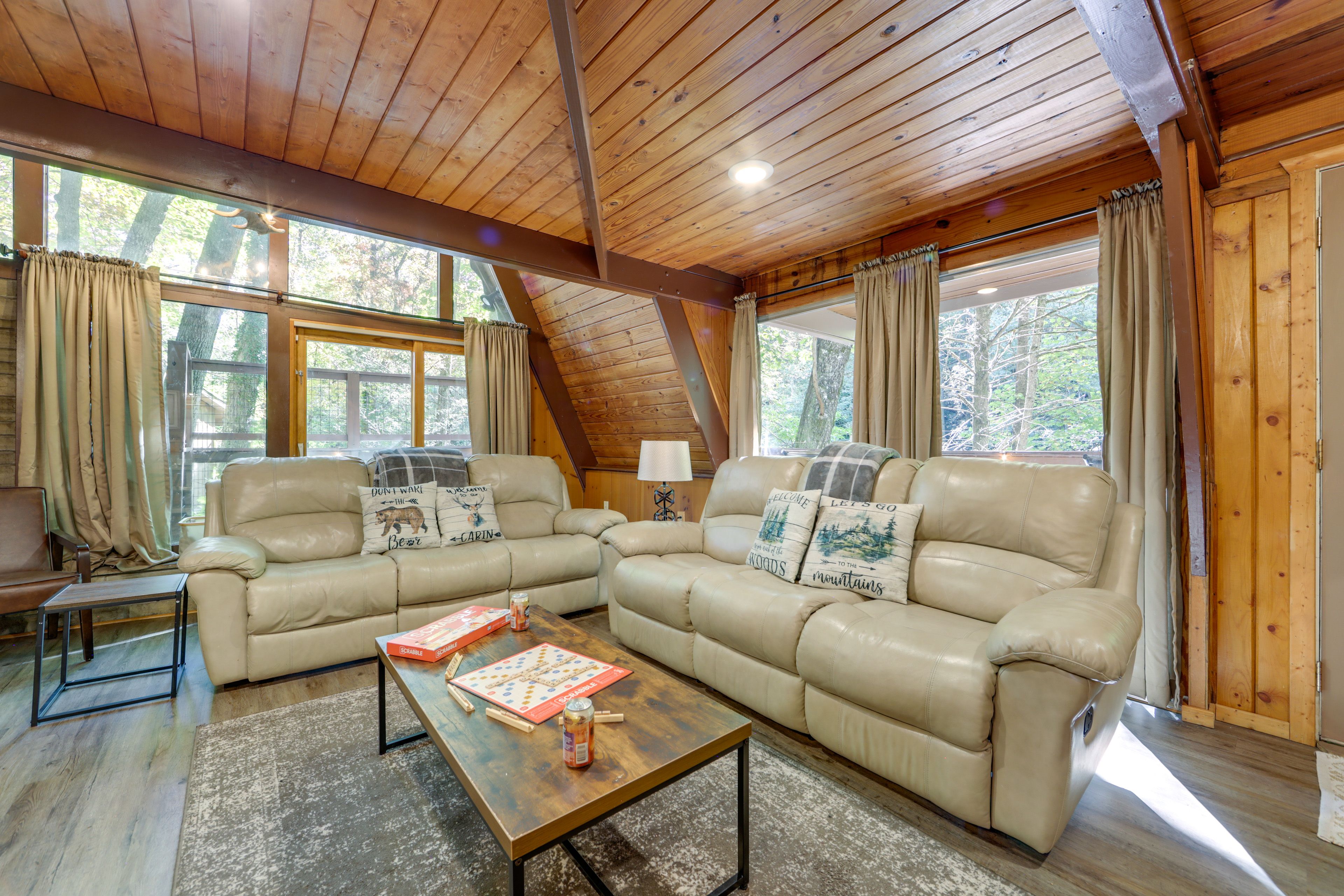 Living Room | Wood-Burning Fireplace | Cable TV | DVD Player