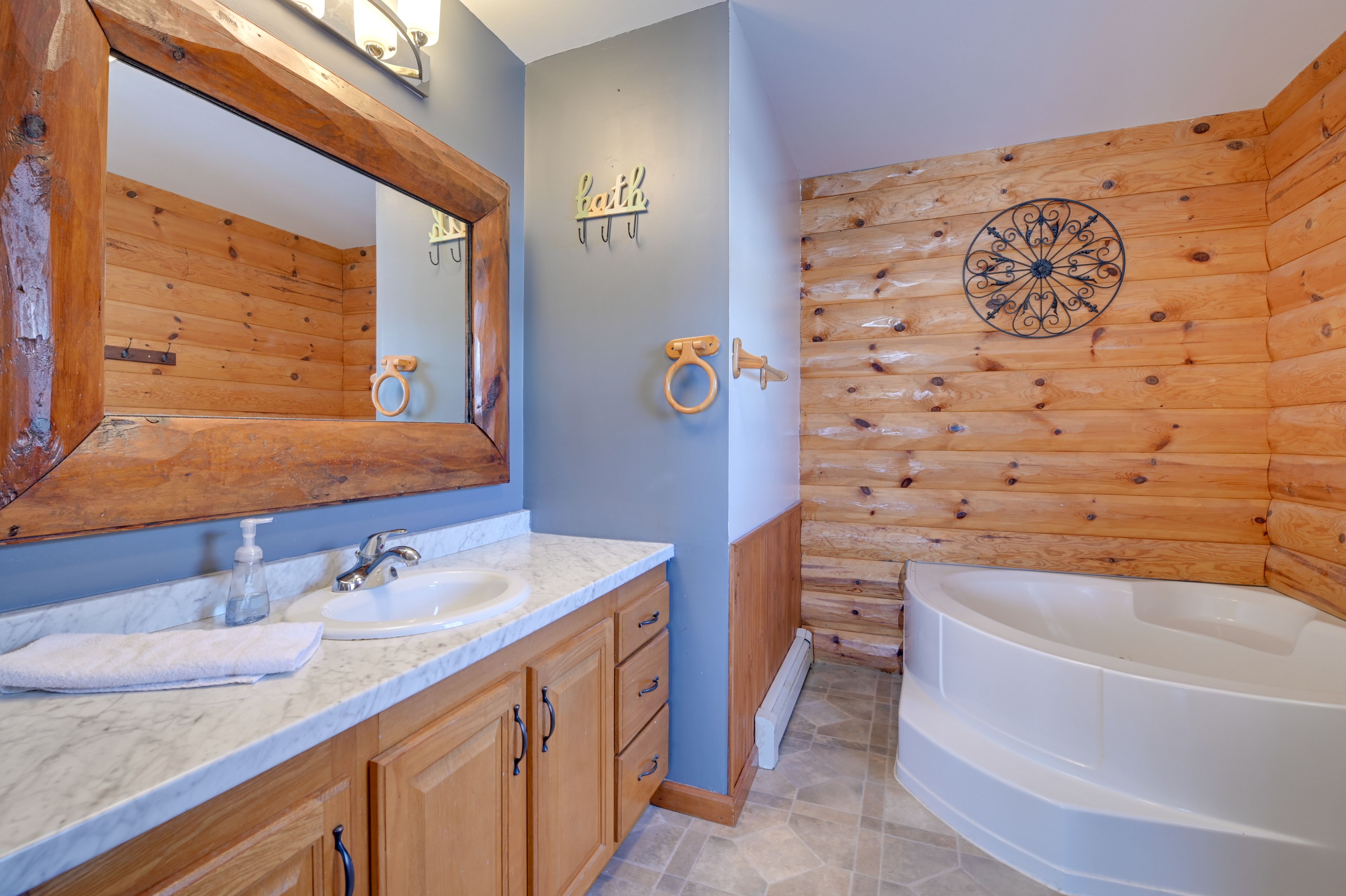 En-Suite Bathroom | Jetted Tub | 1st Floor