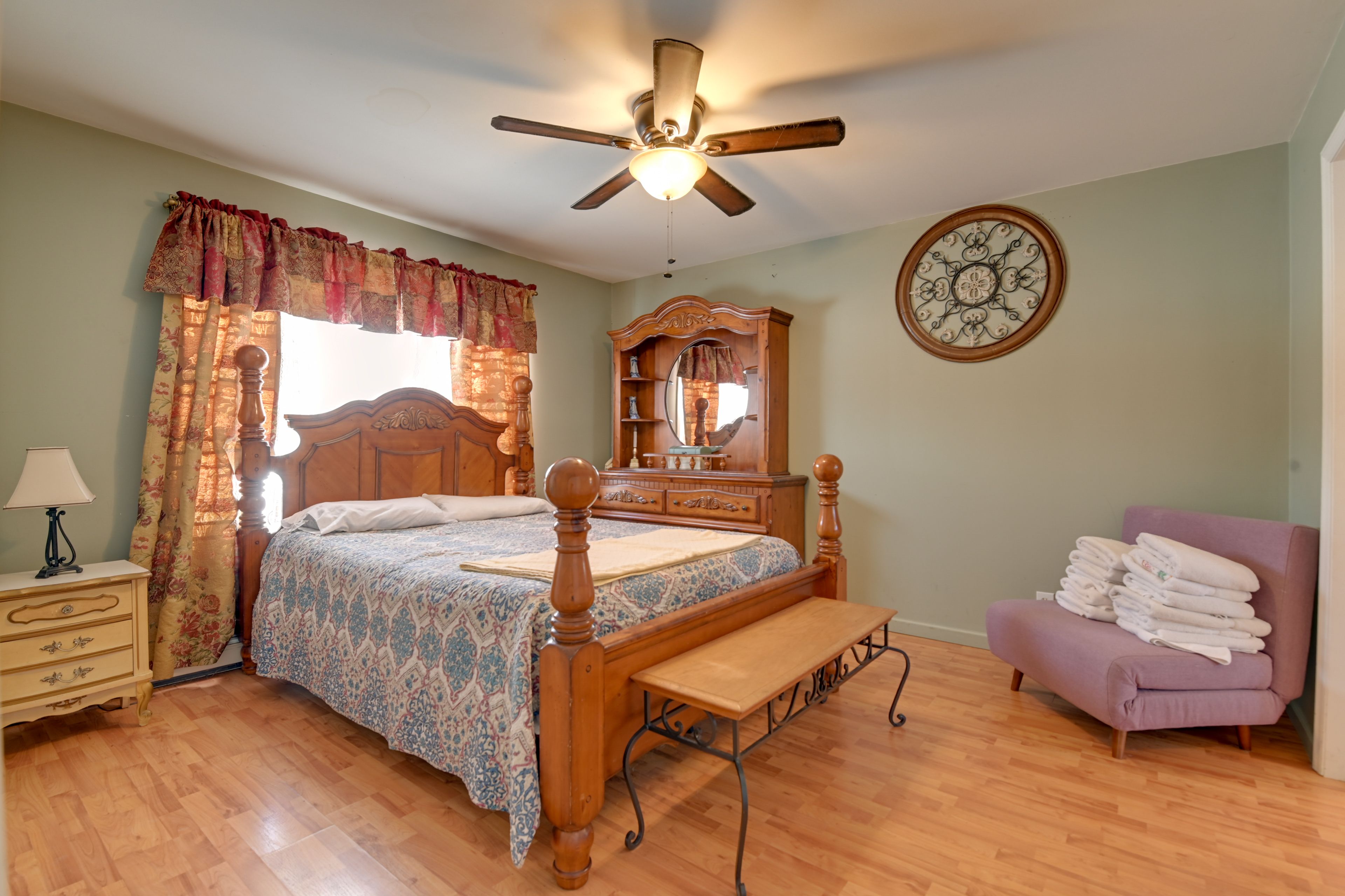 Bedroom 1 | Queen Bed